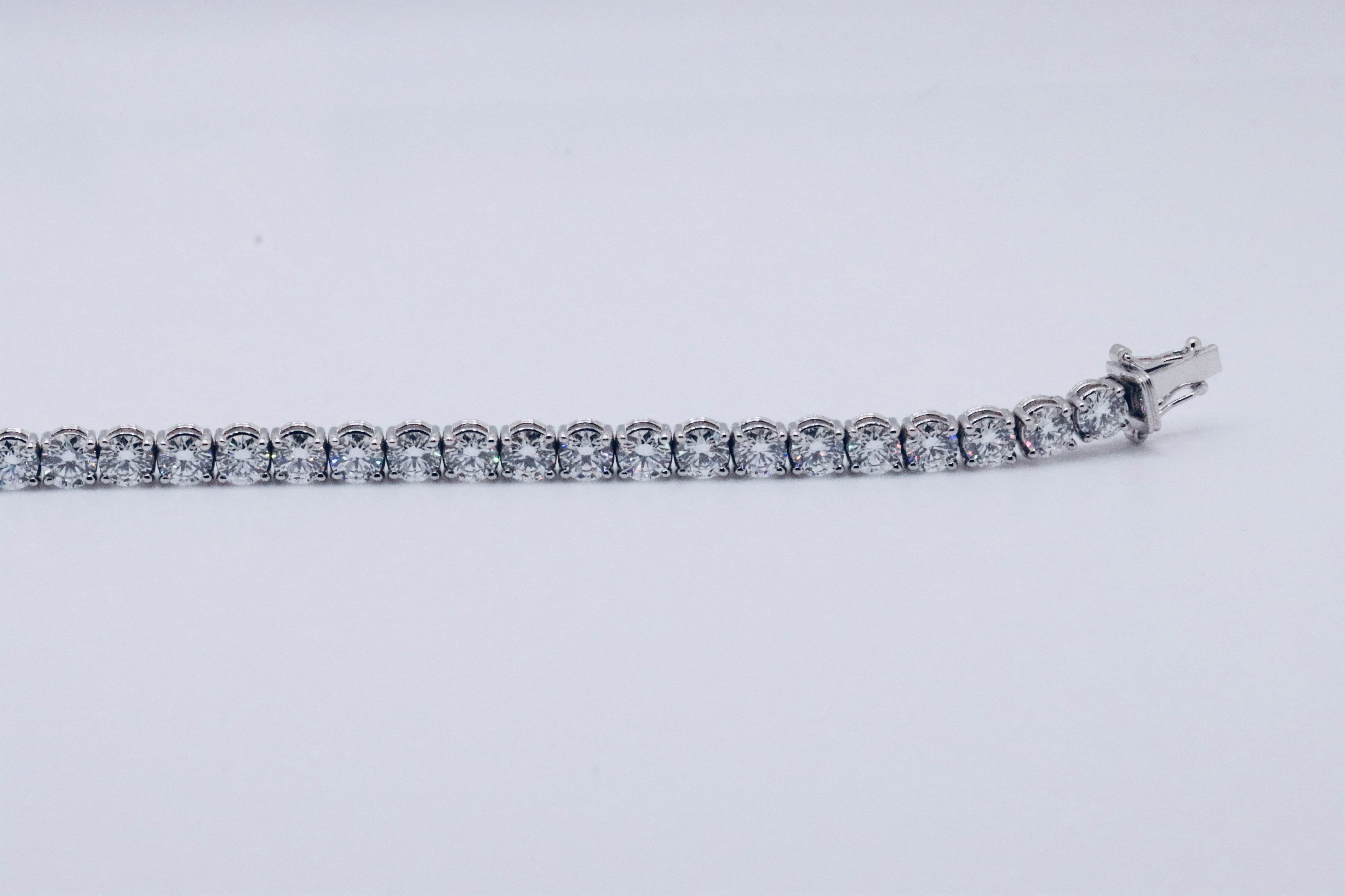 Round Brilliant Cut 14 Carat Diamond Tennis Bracelet D Colour VVS Clarity - 18Kt White Gold - IGI - Image 17 of 31