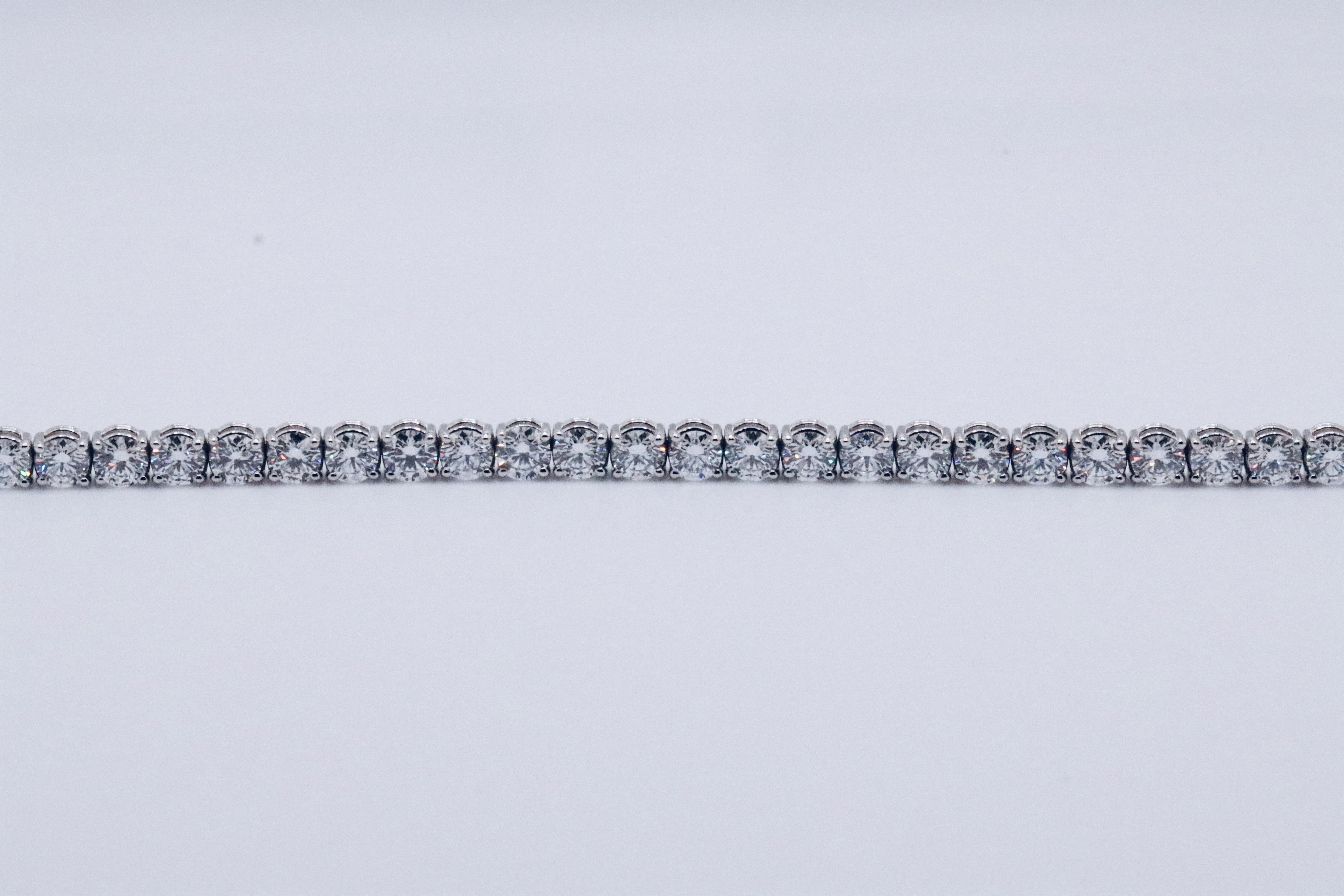 Round Brilliant Cut 14 Carat Diamond Tennis Bracelet D Colour VVS Clarity - 18Kt White Gold - IGI - Image 16 of 31