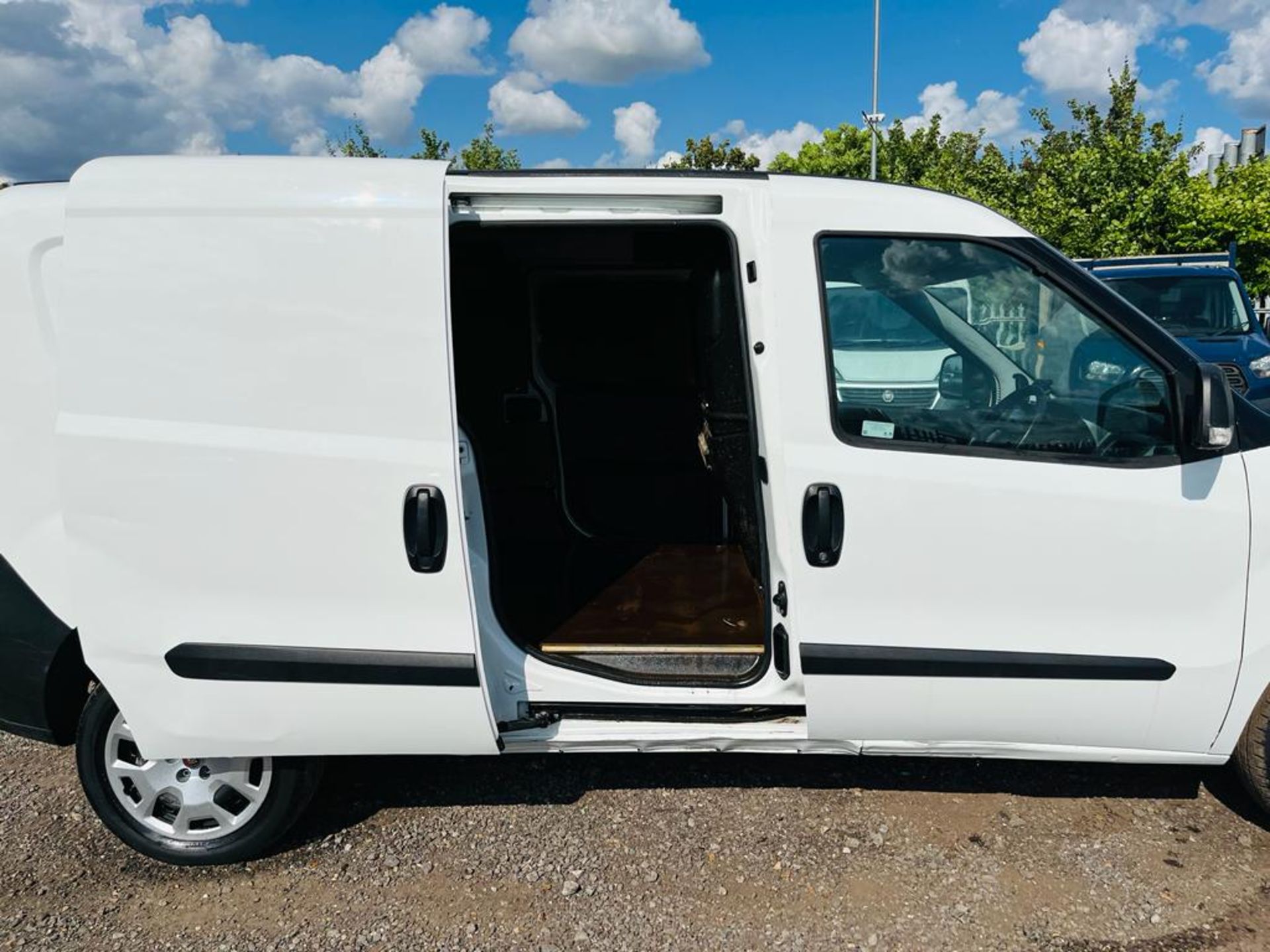 ** ON SALE ** Fiat Doblo Cargo 1.6 MultiJet Tecnico MAXI 2019 '19 Reg' Only 85,456 Miles - Image 12 of 24