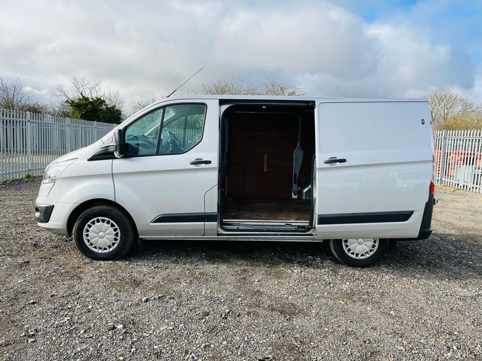 ** ON SALE ** Ford Transit Custom 2.2 TDCI Trend E-Tech 2015 '15 Reg' - Panel Van - Image 5 of 22