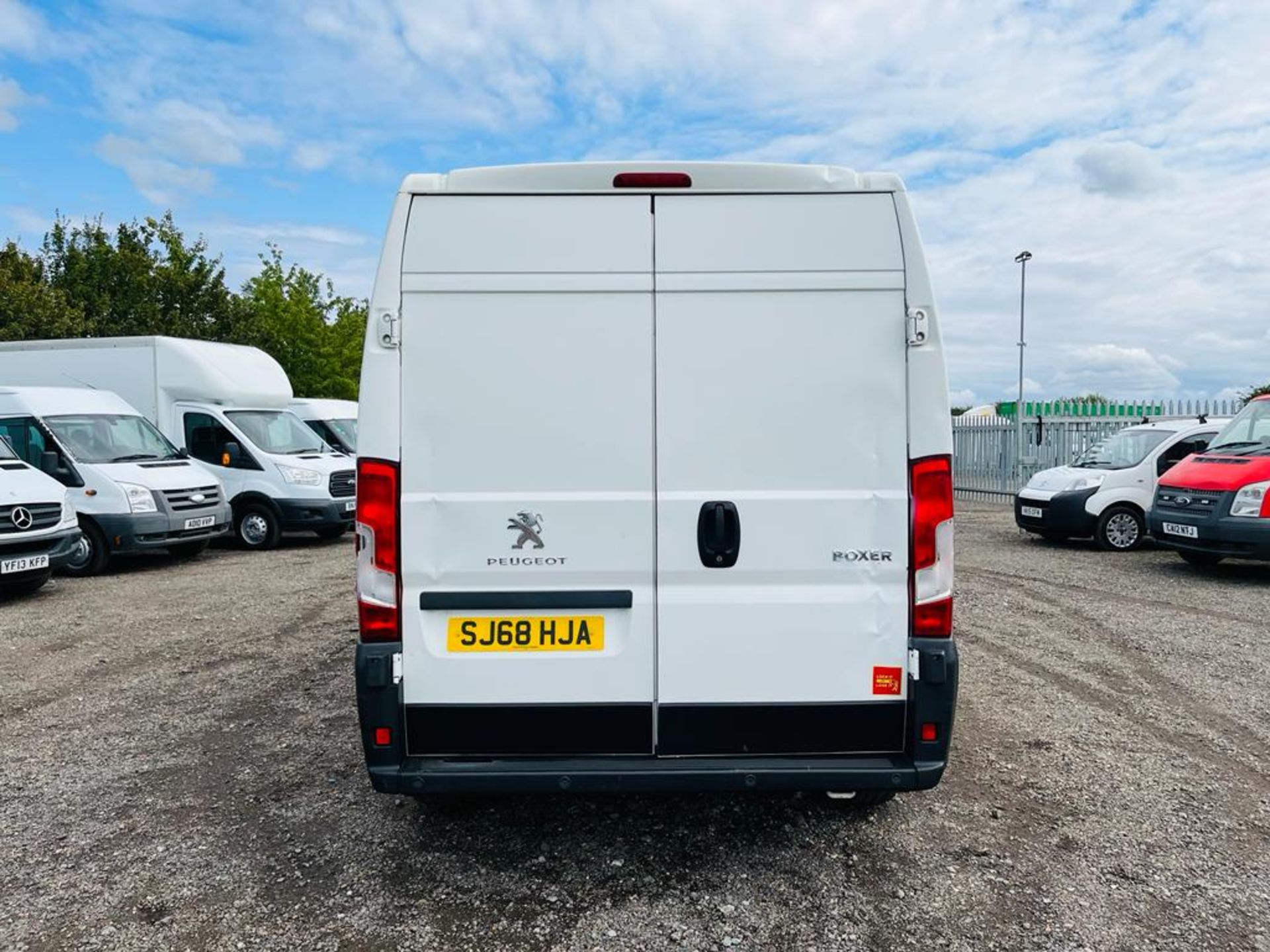 ** ON SALE ** Peugeot Boxer 2.0 Blue HDI Professional 335 L3 H2 2018 '18 Reg' Sat Nav - A/C - Image 7 of 22