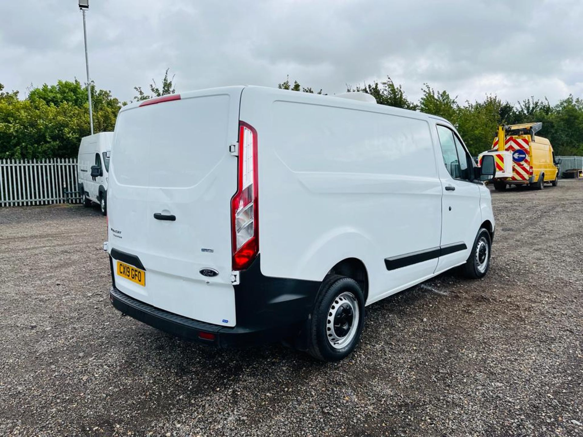 Ford Transit Custom 280 Base 2.0 EcoBlue L2 H1 Fridge / Freezer 2019 '19 Reg' ULEZ Compliant - Image 11 of 25