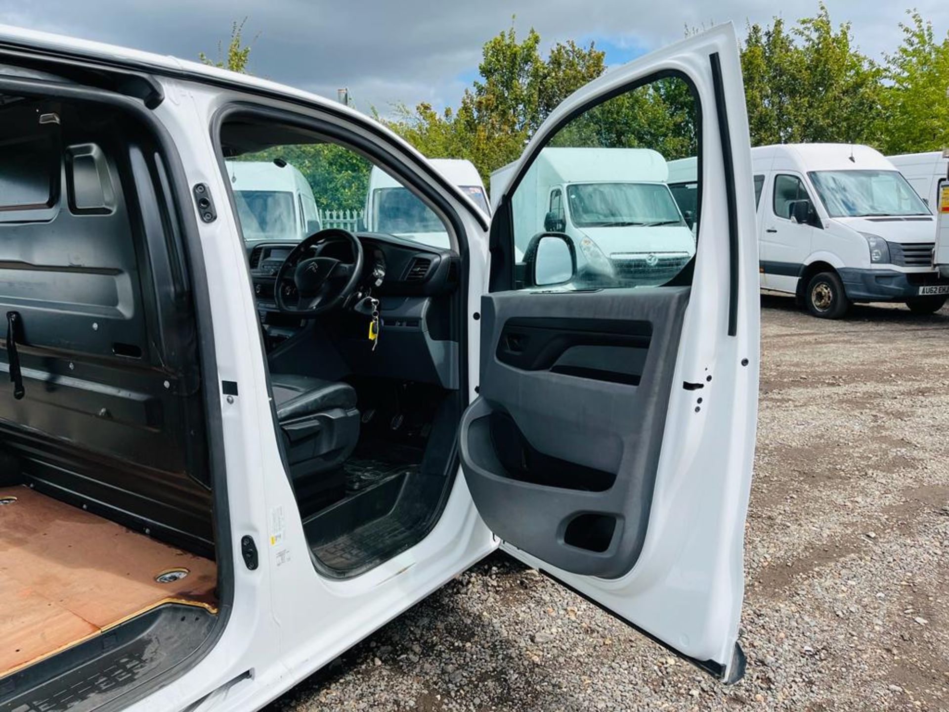 ** ON SALE ** Citroen Dispatch 1.6 BlueHDI 95 L1 H1 2019 '19 Reg' Cruise Control - ULEZ Compliant - Image 16 of 28