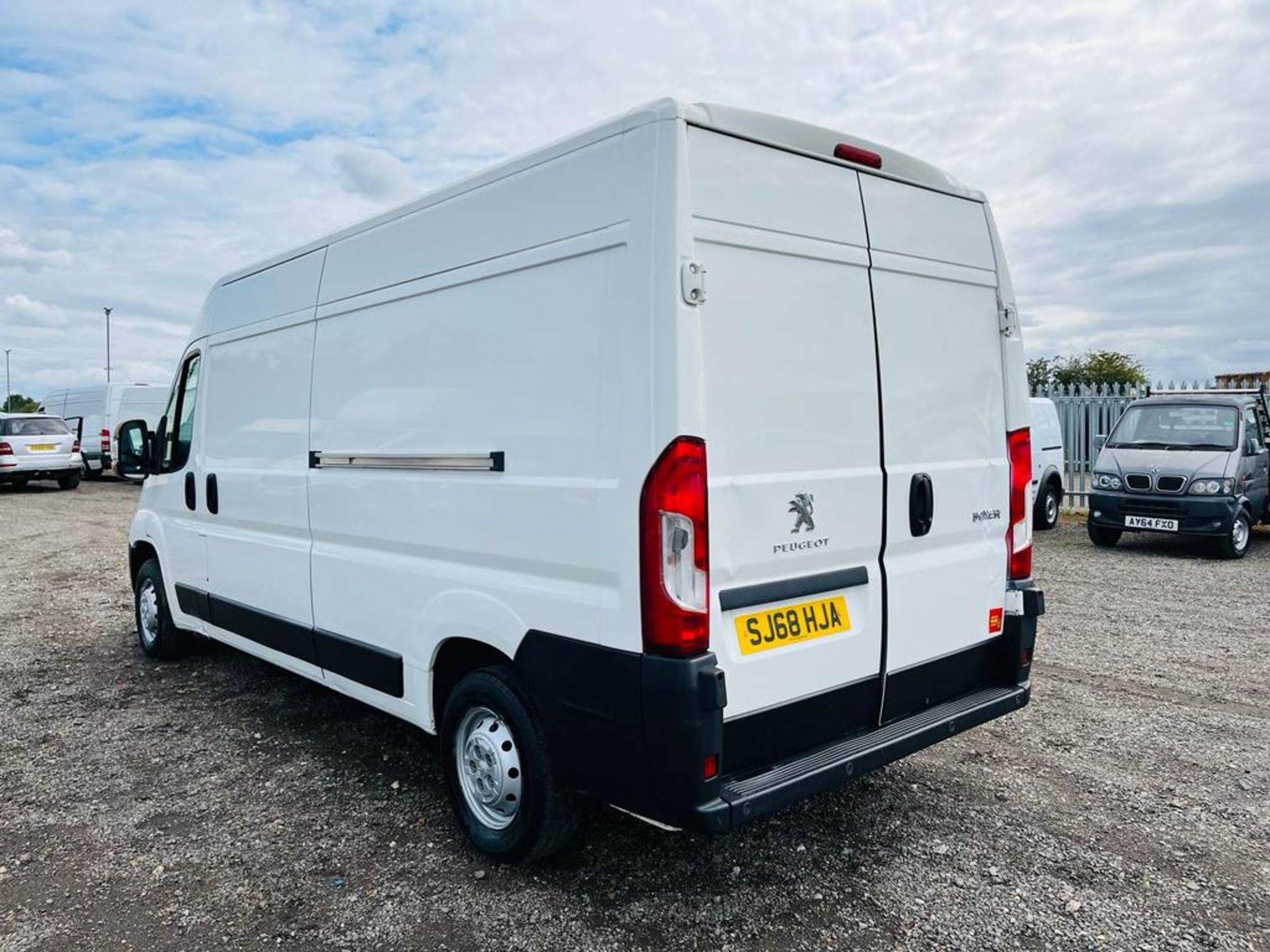 ** ON SALE ** Peugeot Boxer 2.0 Blue HDI Professional 335 L3 H2 2018 '18 Reg' Sat Nav - A/C - Image 6 of 22