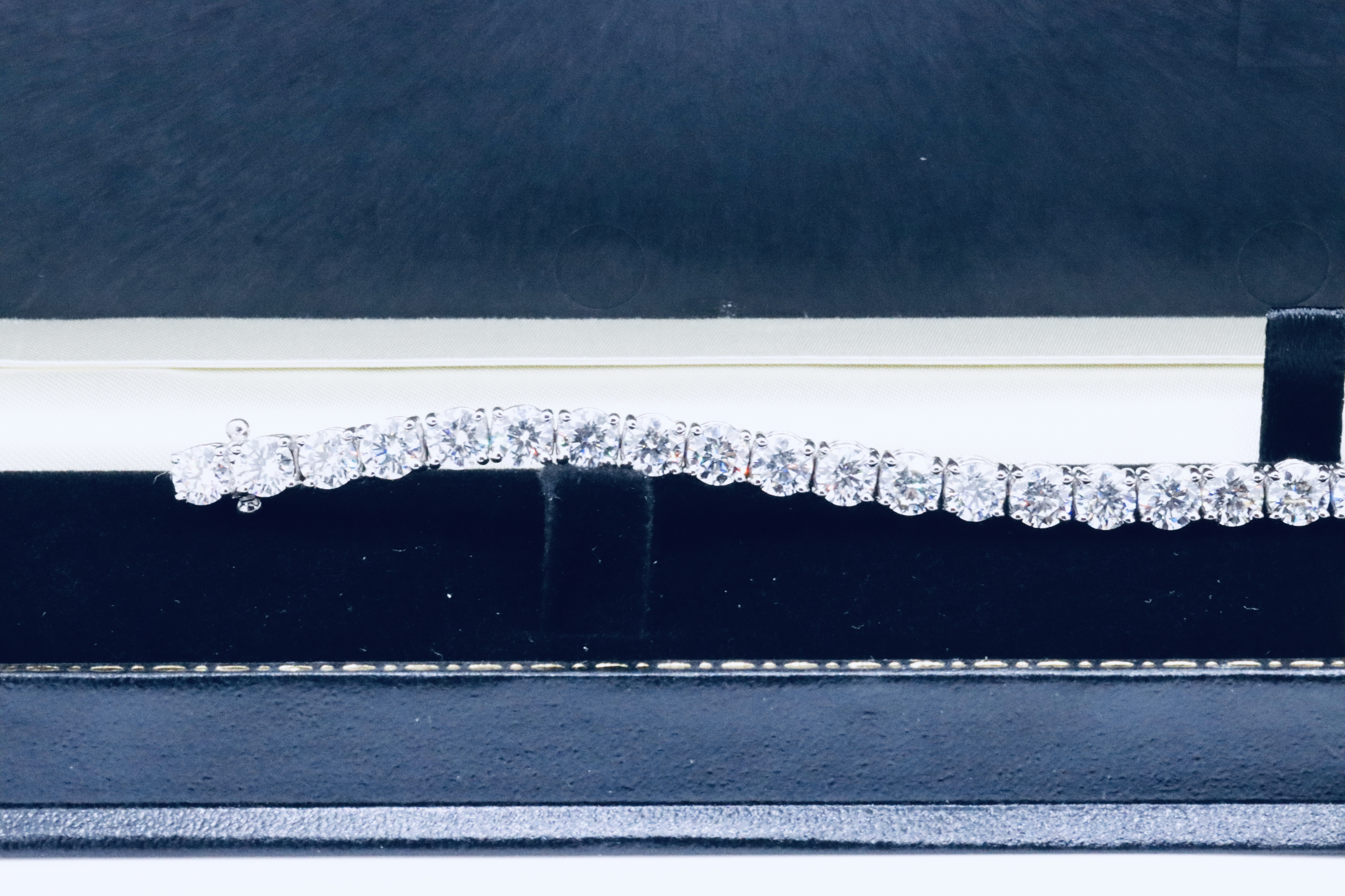 Round Brilliant Cut 14 Carat Diamond Tennis Bracelet D Colour VVS Clarity - 18Kt White Gold - IGI - Image 35 of 37
