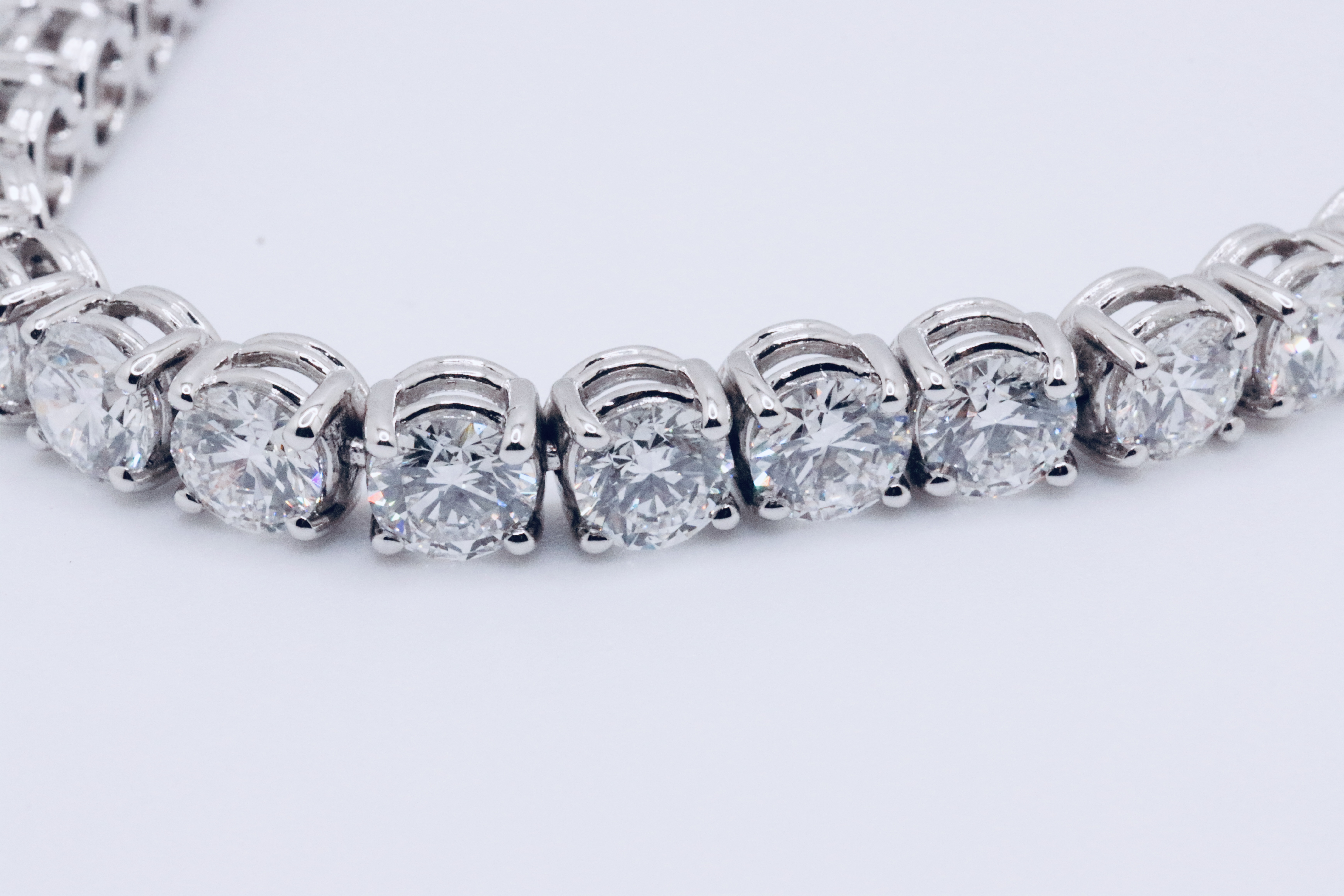 Round Brilliant Cut 14 Carat Diamond Tennis Bracelet D Colour VVS Clarity - 18Kt White Gold - IGI - Image 6 of 37