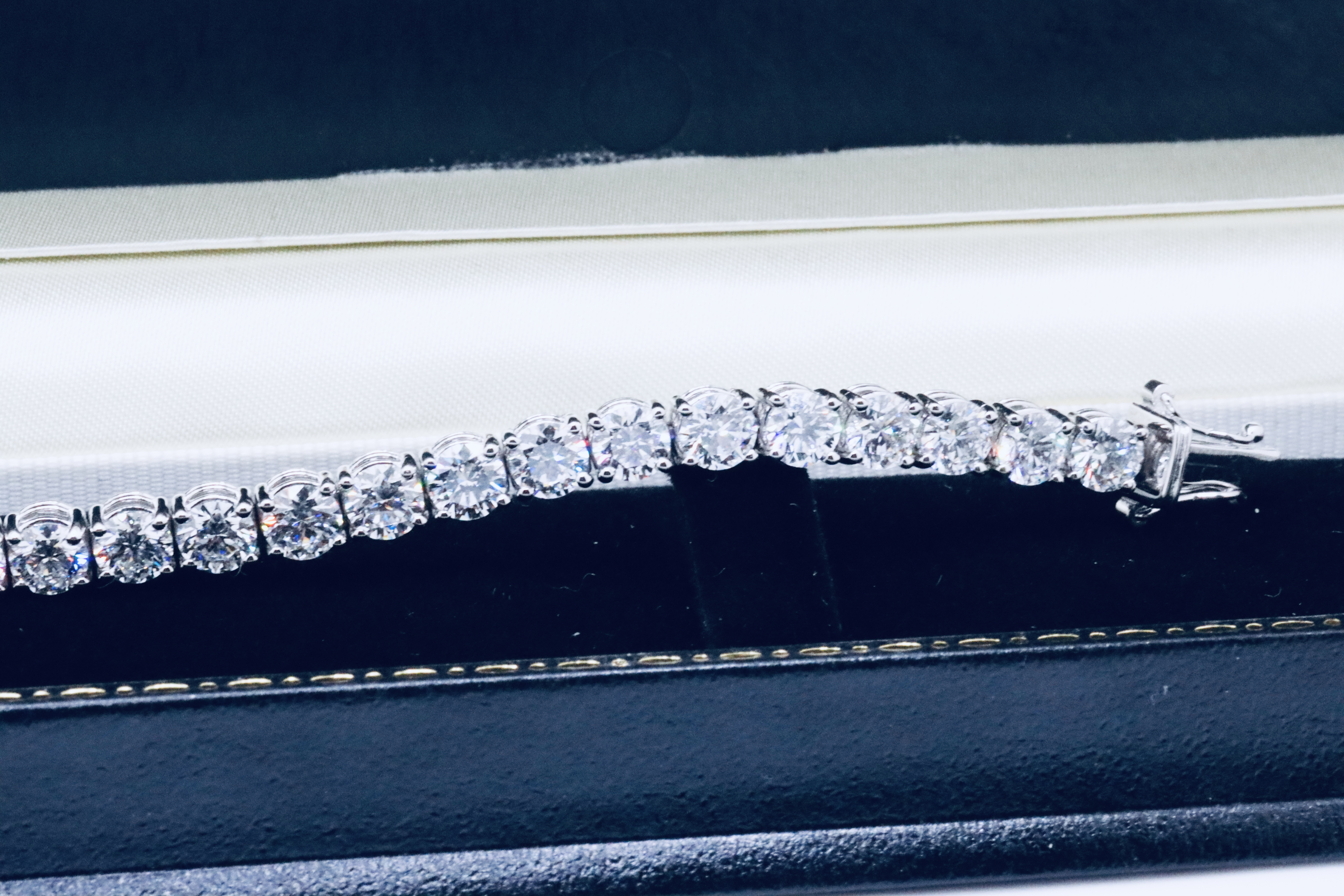 Round Brilliant Cut 14 Carat Diamond Tennis Bracelet D Colour VVS Clarity - 18Kt White Gold - IGI - Image 32 of 37