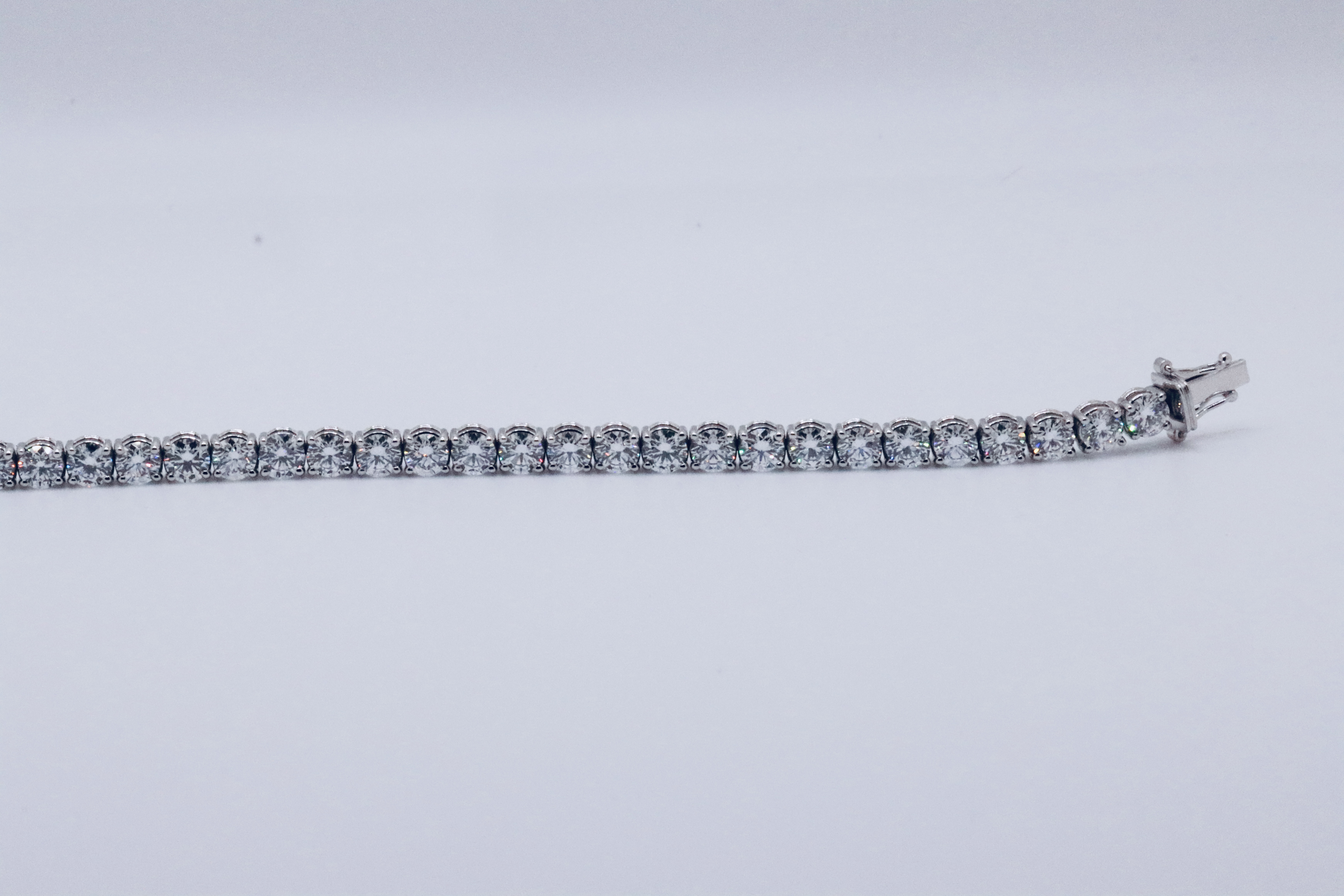 Round Brilliant Cut 14 Carat Diamond Tennis Bracelet D Colour VVS Clarity - 18Kt White Gold - IGI - Image 19 of 37