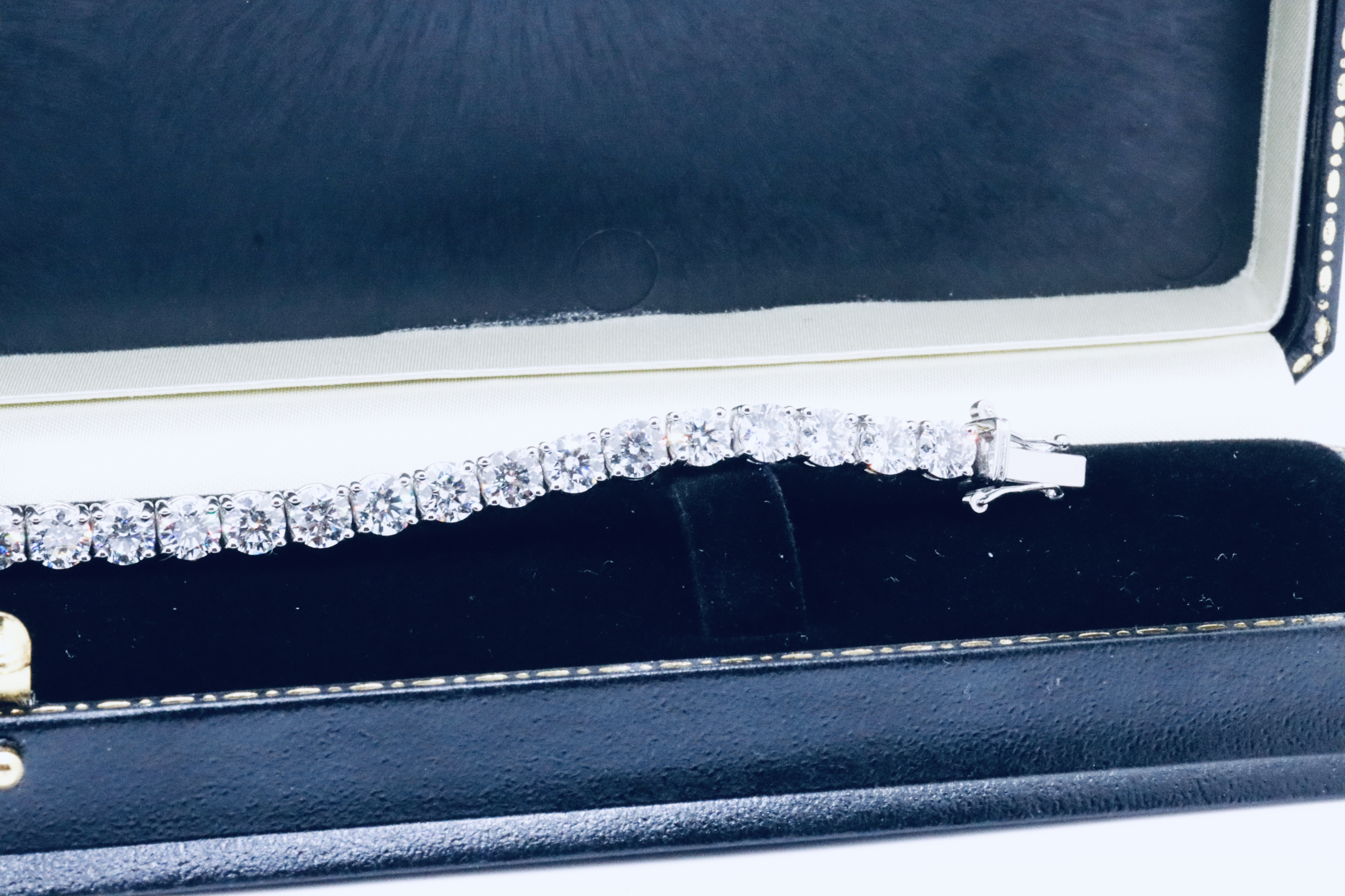 Round Brilliant Cut 14 Carat Diamond Tennis Bracelet D Colour VVS Clarity - 18Kt White Gold - IGI - Image 37 of 37