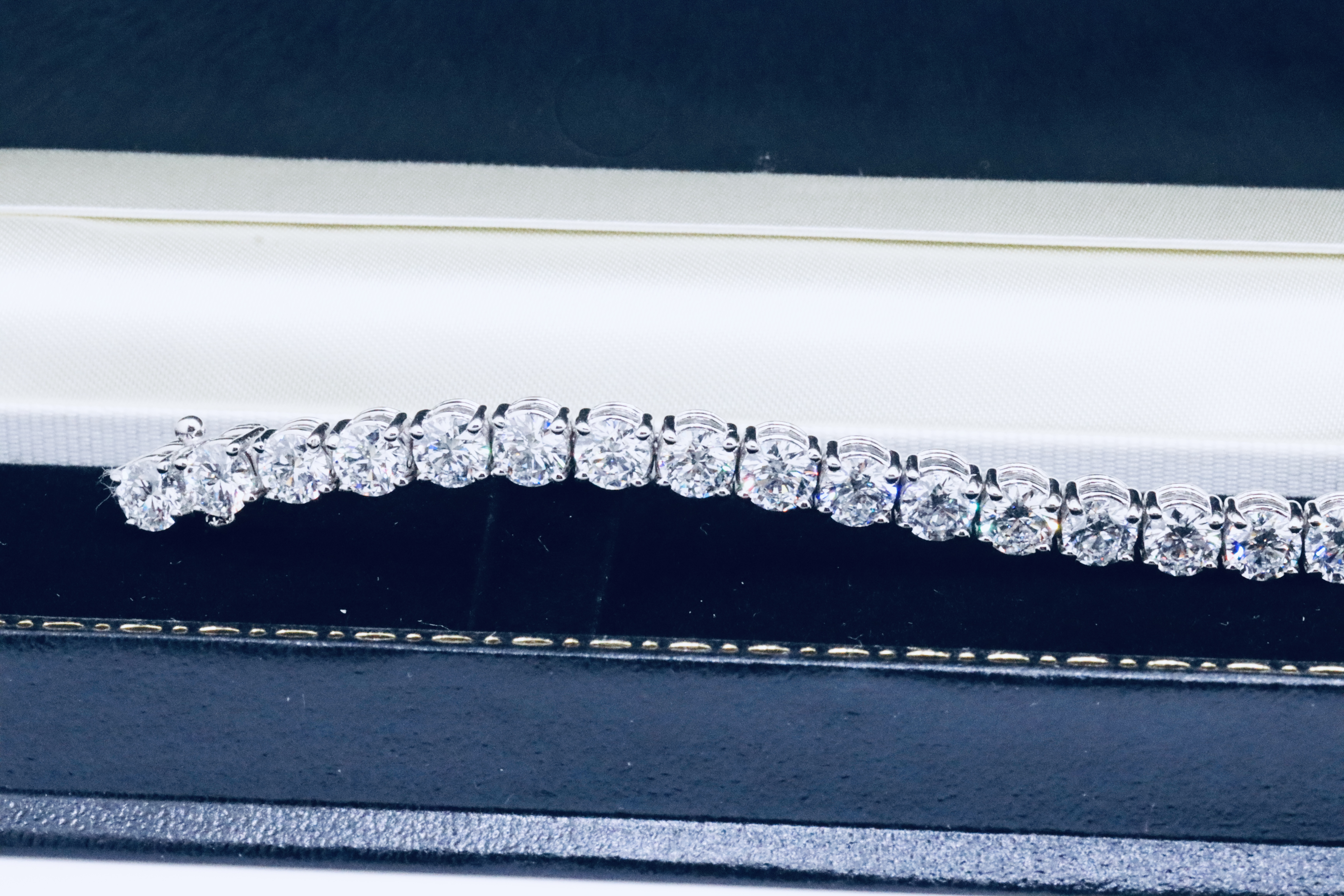 Round Brilliant Cut 14 Carat Diamond Tennis Bracelet D Colour VVS Clarity - 18Kt White Gold - IGI - Image 31 of 37