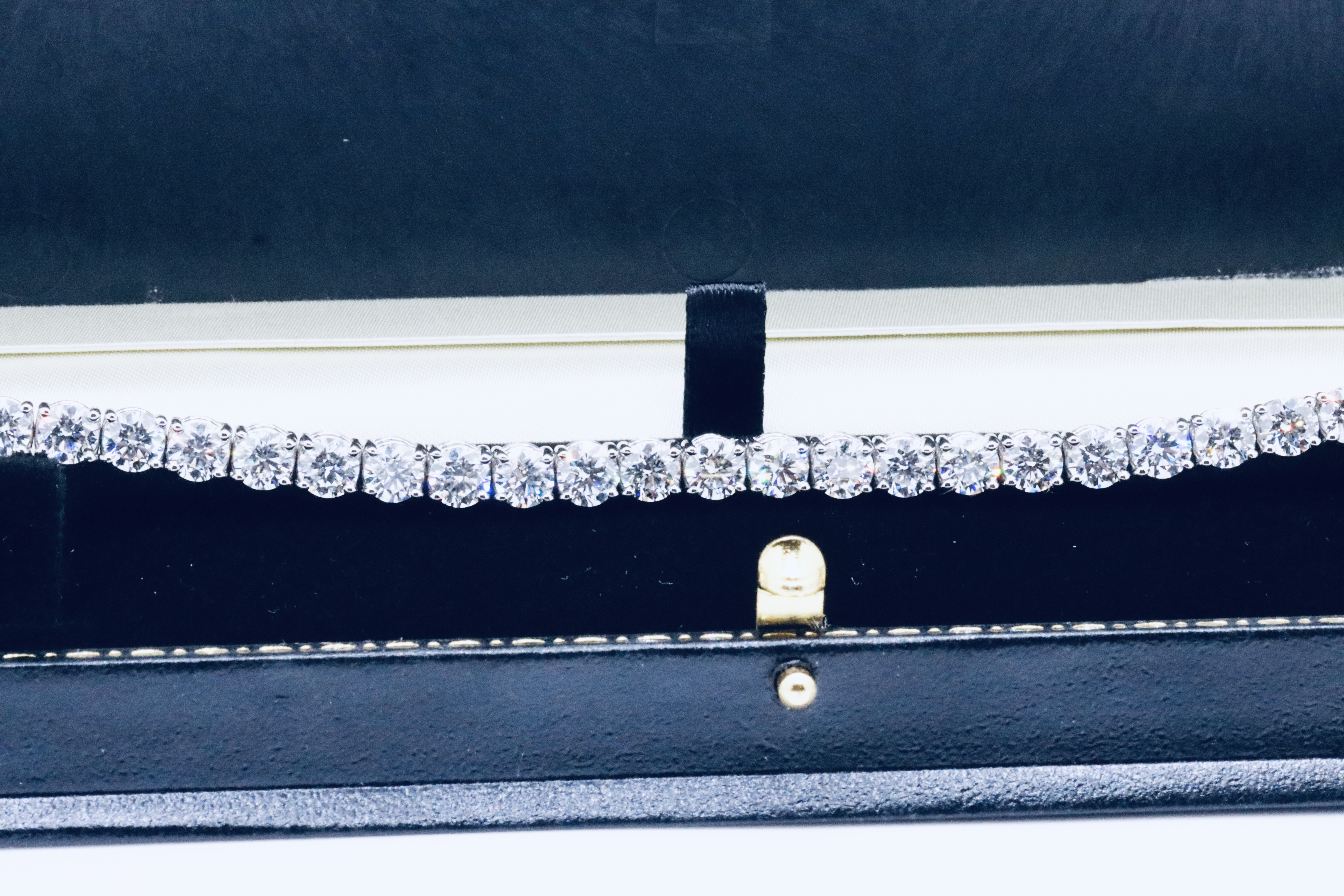 Round Brilliant Cut 14 Carat Diamond Tennis Bracelet D Colour VVS Clarity - 18Kt White Gold - IGI - Image 36 of 37