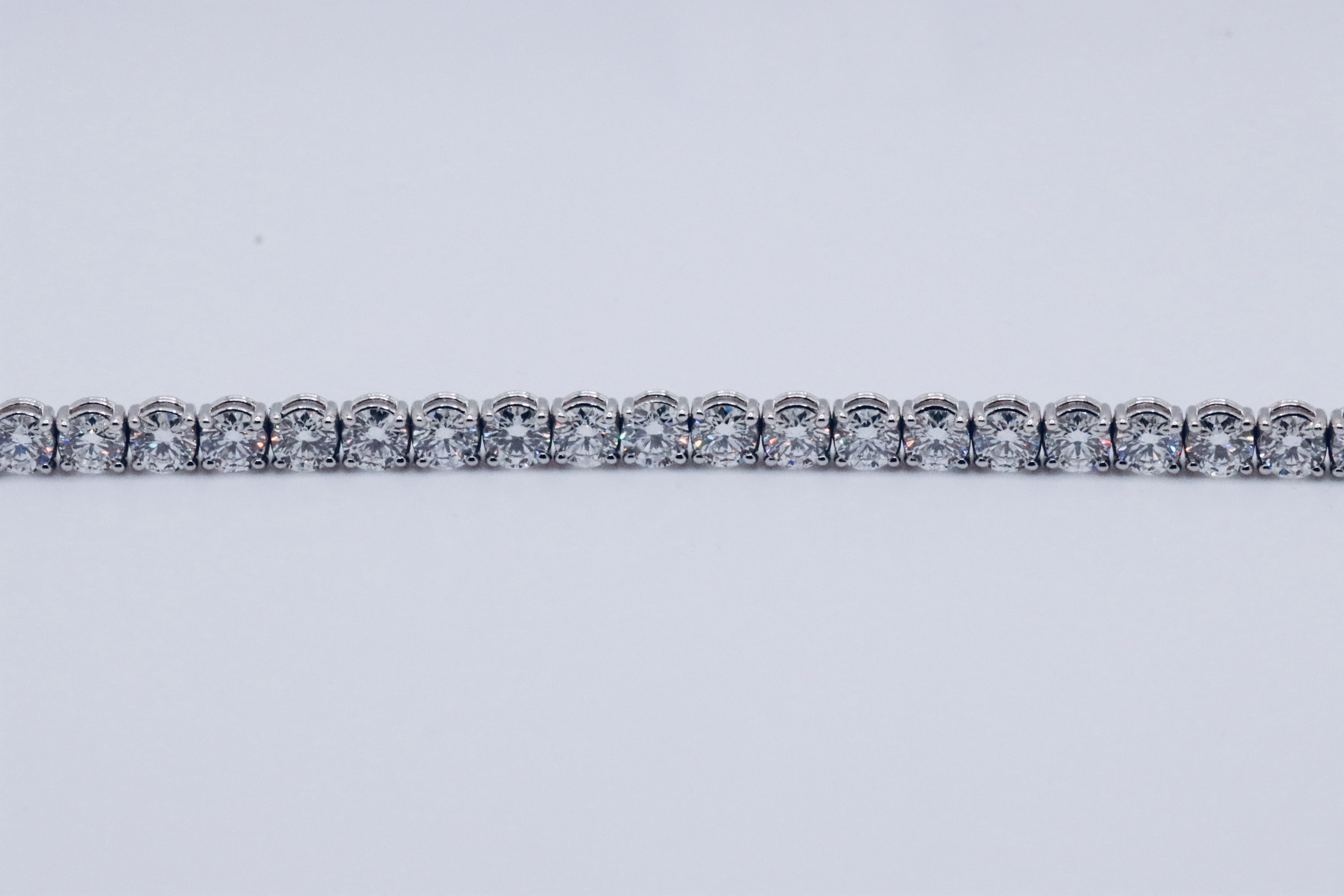 Round Brilliant Cut 14 Carat Diamond Tennis Bracelet D Colour VVS Clarity - 18Kt White Gold - IGI - Image 14 of 37
