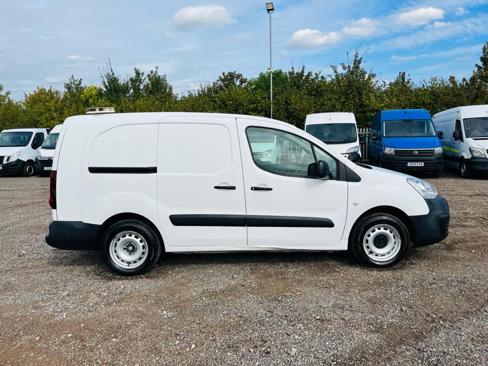 ** ON SALE ** Citroen Berlingo 1.6 BlueHDI 100 LX Long 2018 '18 Reg' A/C - Panel van - Image 13 of 26