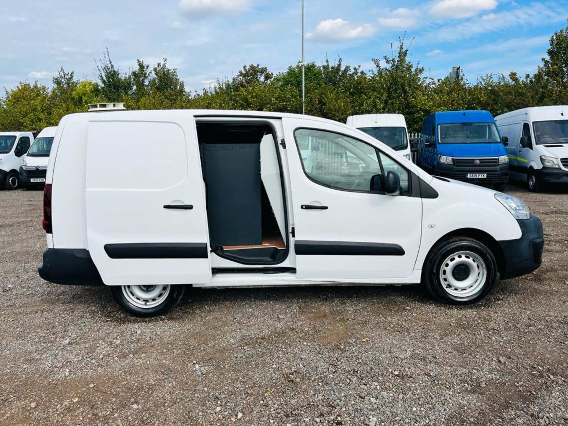 ** ON SALE ** Citroen Berlingo 1.6 BlueHDI 100 LX Long 2018 '18 Reg' A/C - Panel van - Image 14 of 26