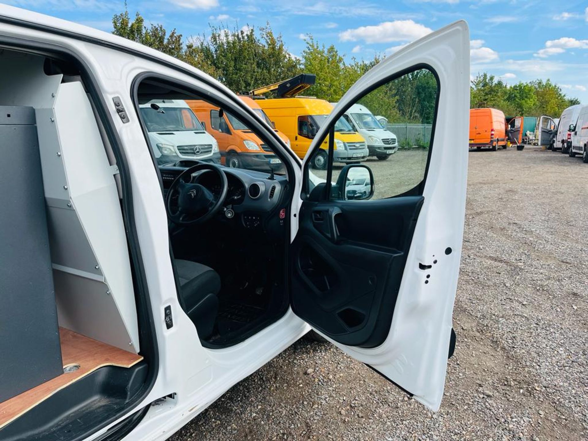 ** ON SALE ** Citroen Berlingo 1.6 BlueHDI 100 LX Long 2018 '18 Reg' A/C - Panel van - Image 15 of 26