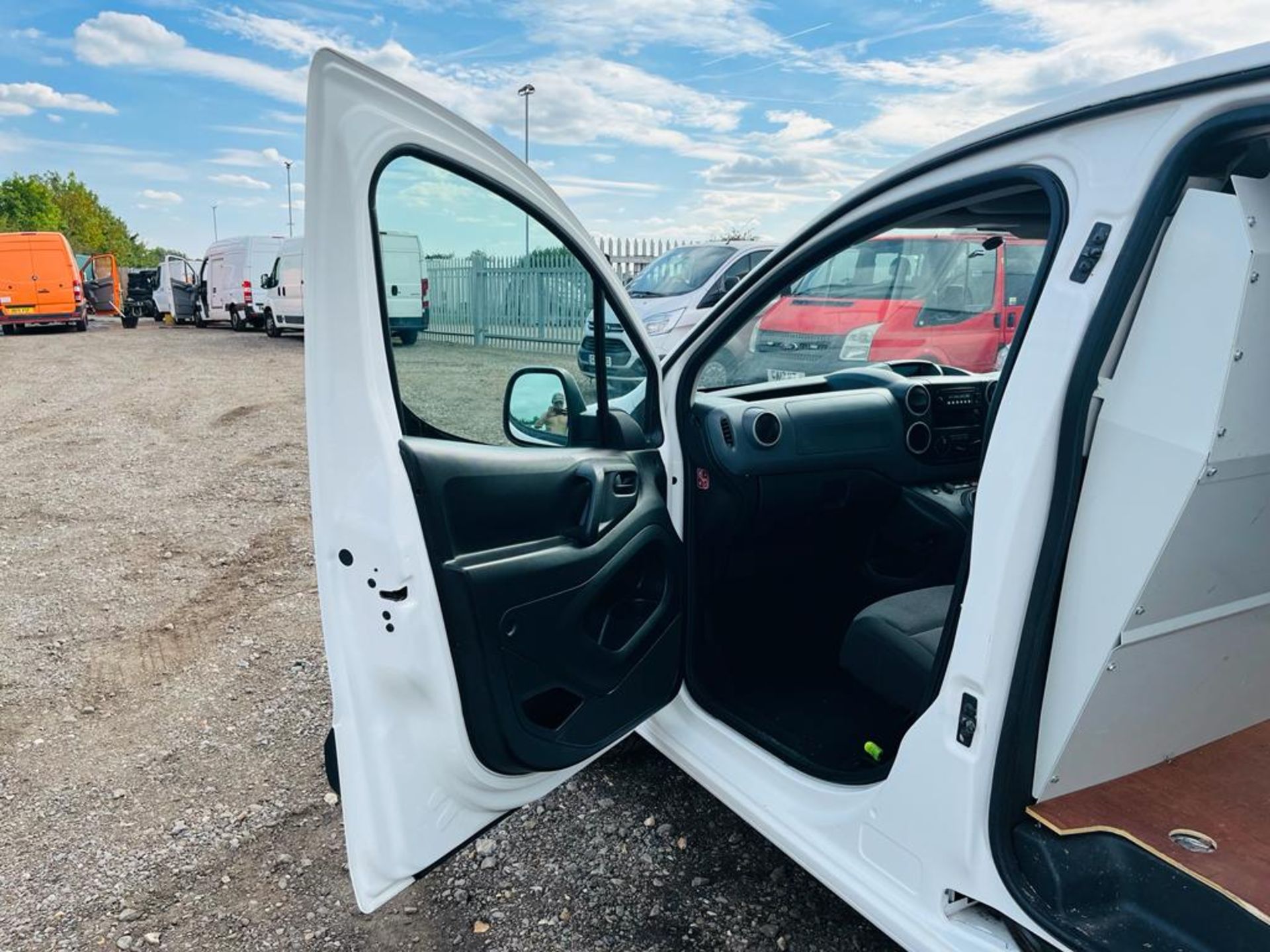 ** ON SALE ** Citroen Berlingo 1.6 BlueHDI 100 LX Long 2018 '18 Reg' A/C - Panel van - Image 21 of 26