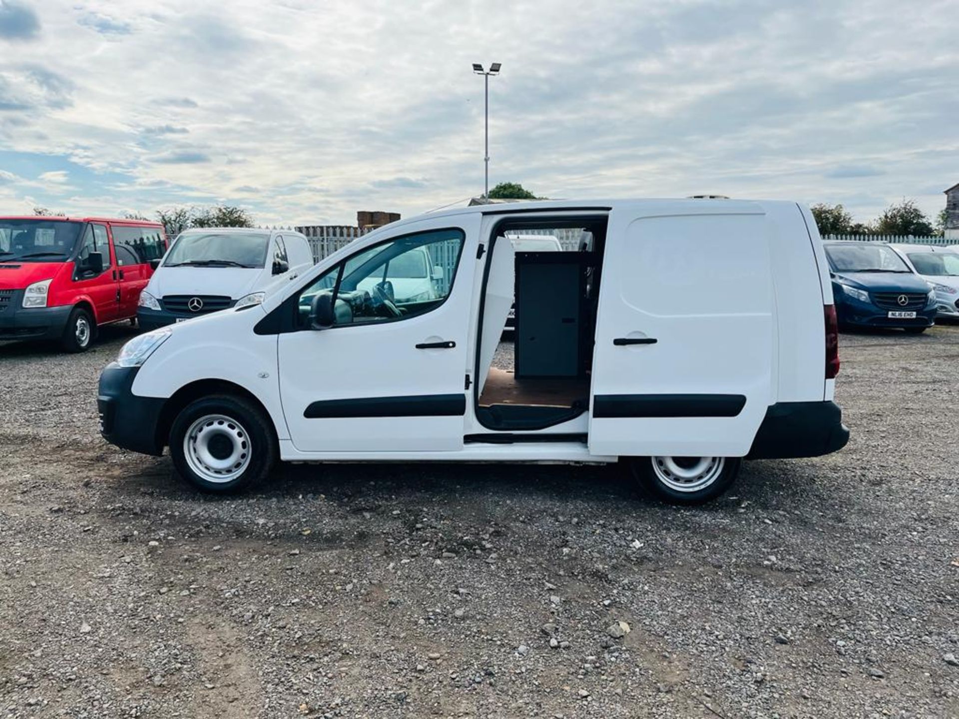 ** ON SALE ** Citroen Berlingo 1.6 BlueHDI 100 LX Long 2018 '18 Reg' A/C - Panel van - Image 5 of 26