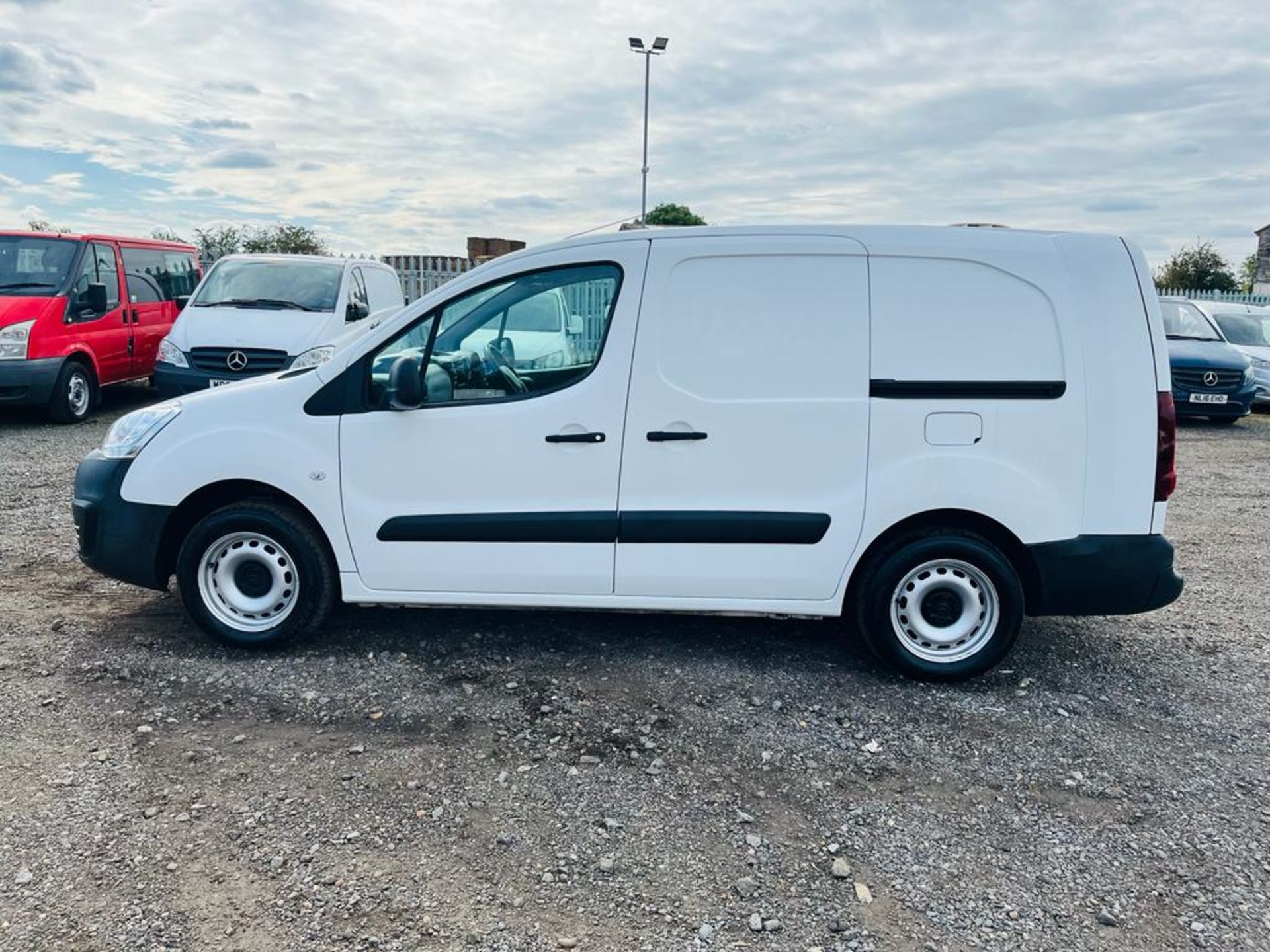 ** ON SALE ** Citroen Berlingo 1.6 BlueHDI 100 LX Long 2018 '18 Reg' A/C - Panel van - Image 4 of 26