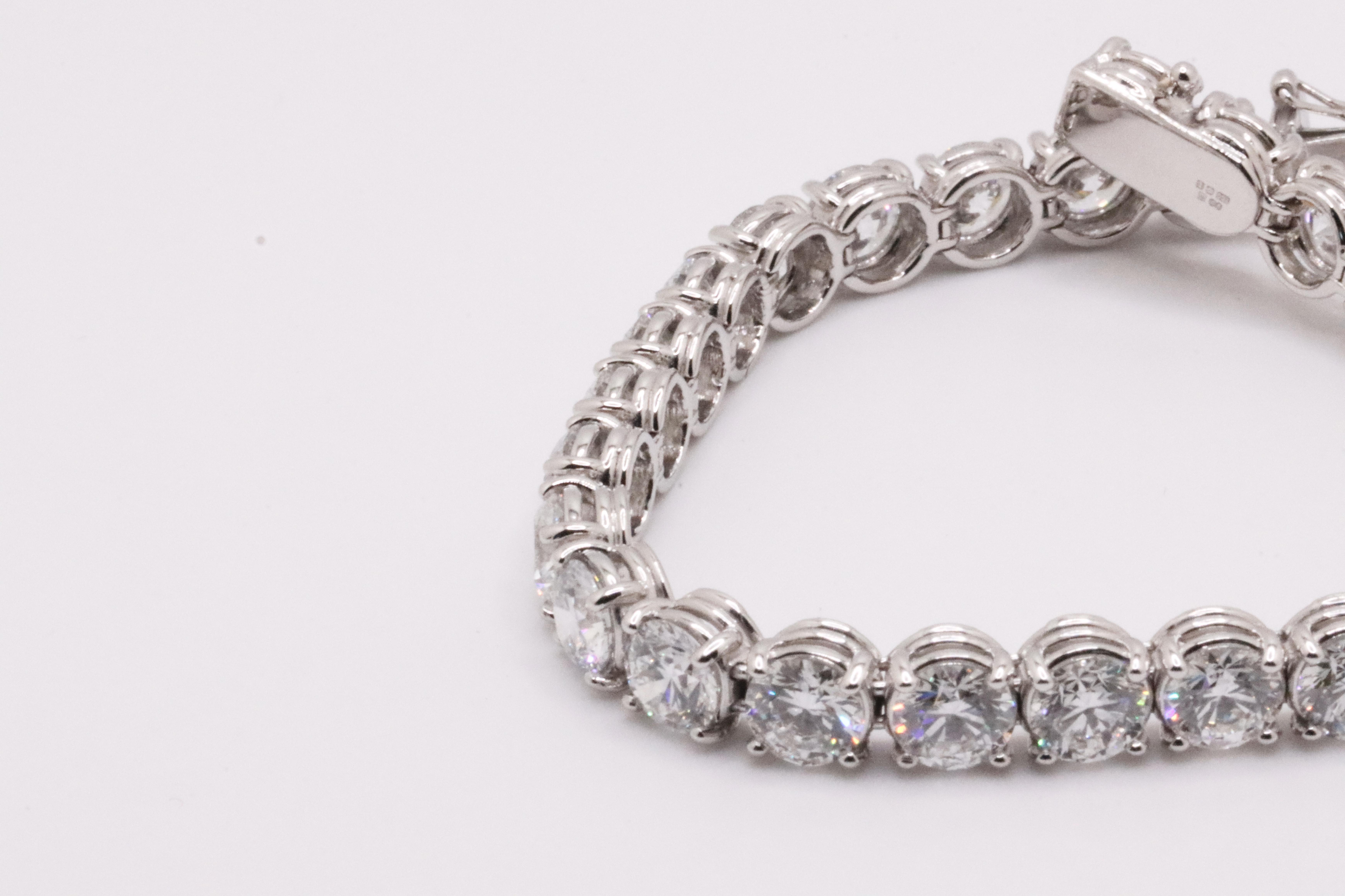 Round Brilliant Cut 22 Carat Diamond Tennis Bracelet D-E Colour VVS Clarity - 18Kt White Gold - IGI - Image 6 of 56