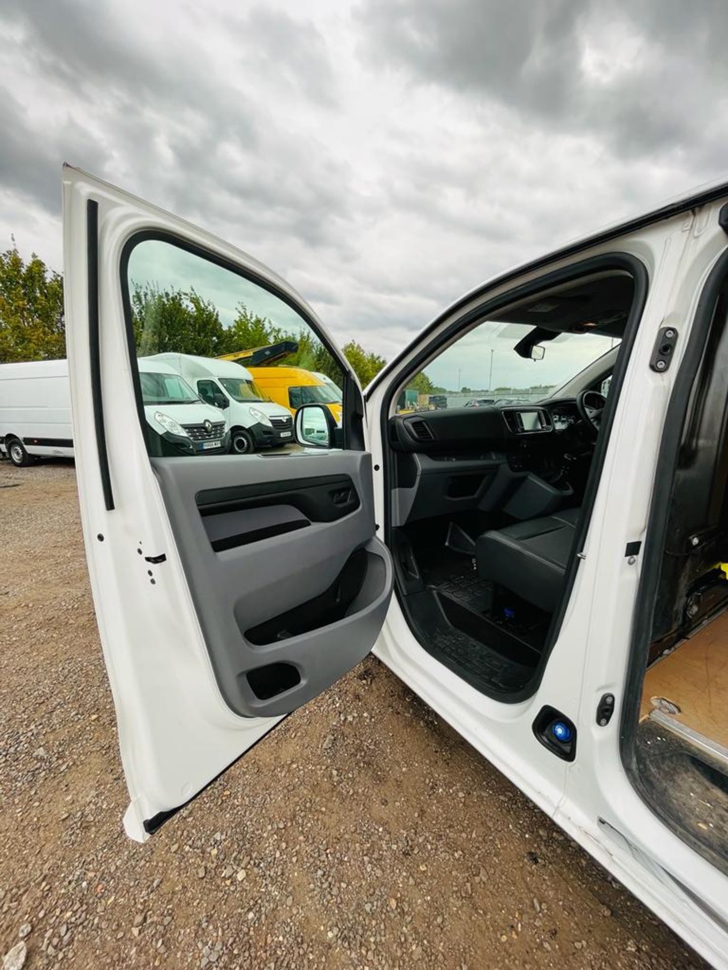 ** ON SALE ** Vauxhall Vivaro 2.0 Turbo D 3100 Sportive 120 BlueInjection L1 H1 2019 '69 Reg' - A/C - Image 23 of 28