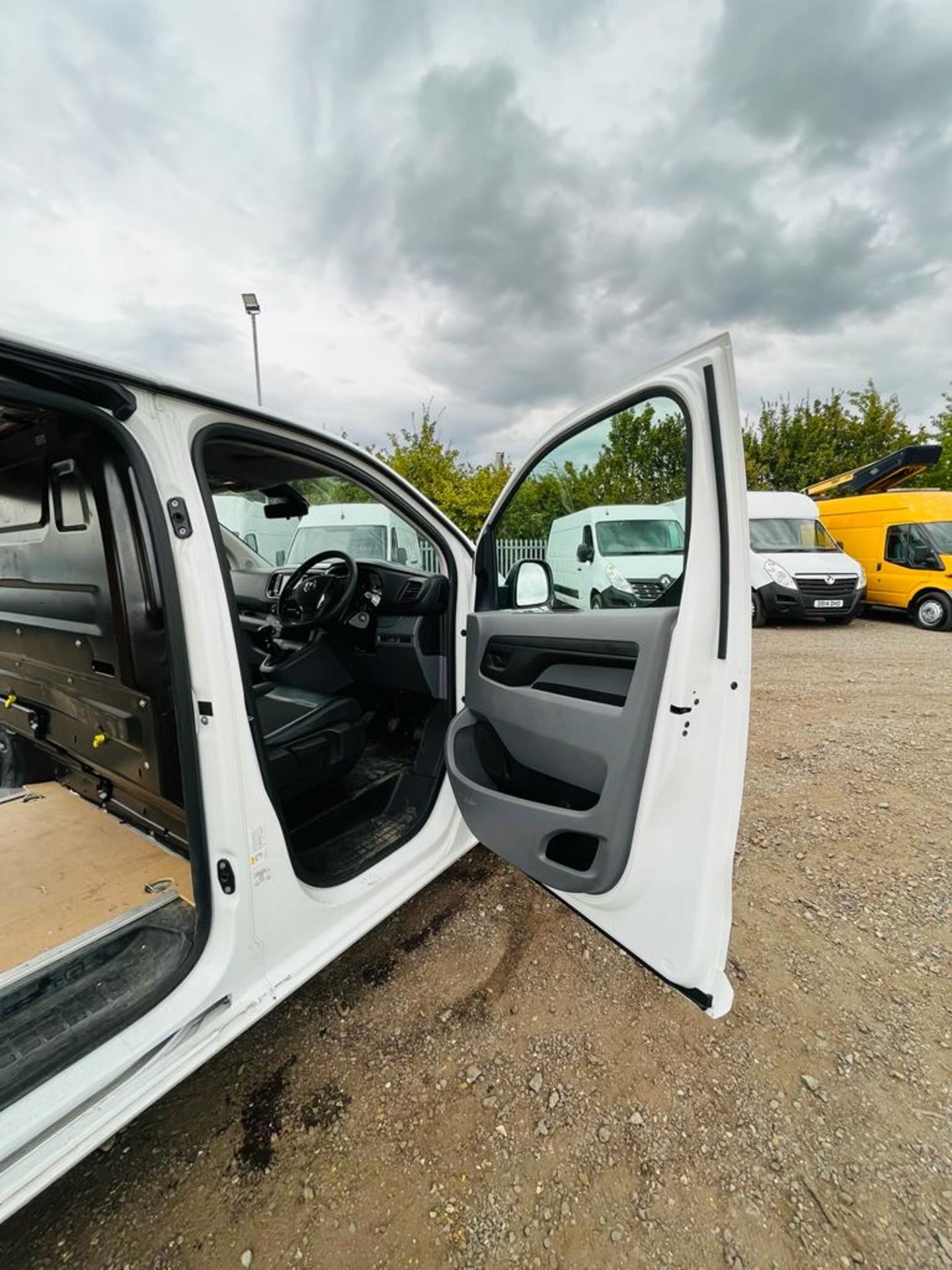 ** ON SALE ** Vauxhall Vivaro 2.0 Turbo D 3100 Sportive 120 BlueInjection L1 H1 2019 '69 Reg' - A/C - Image 16 of 28