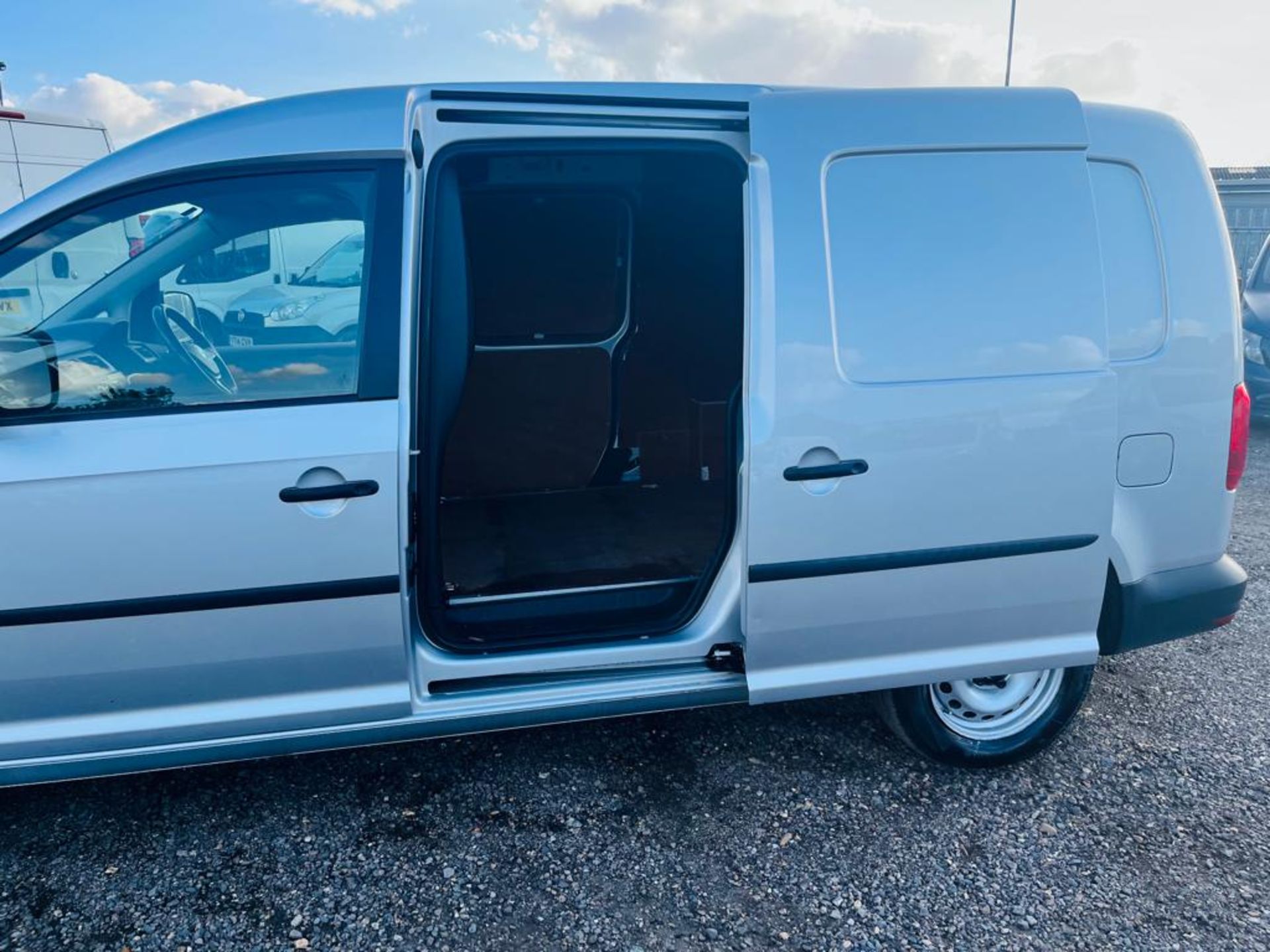 ** ON SALE ** Volkswagen Caddy Maxi C20 2.0 TDI 102 BMT Startline Automatic 2019 '19 Reg' - A/C - Image 6 of 30