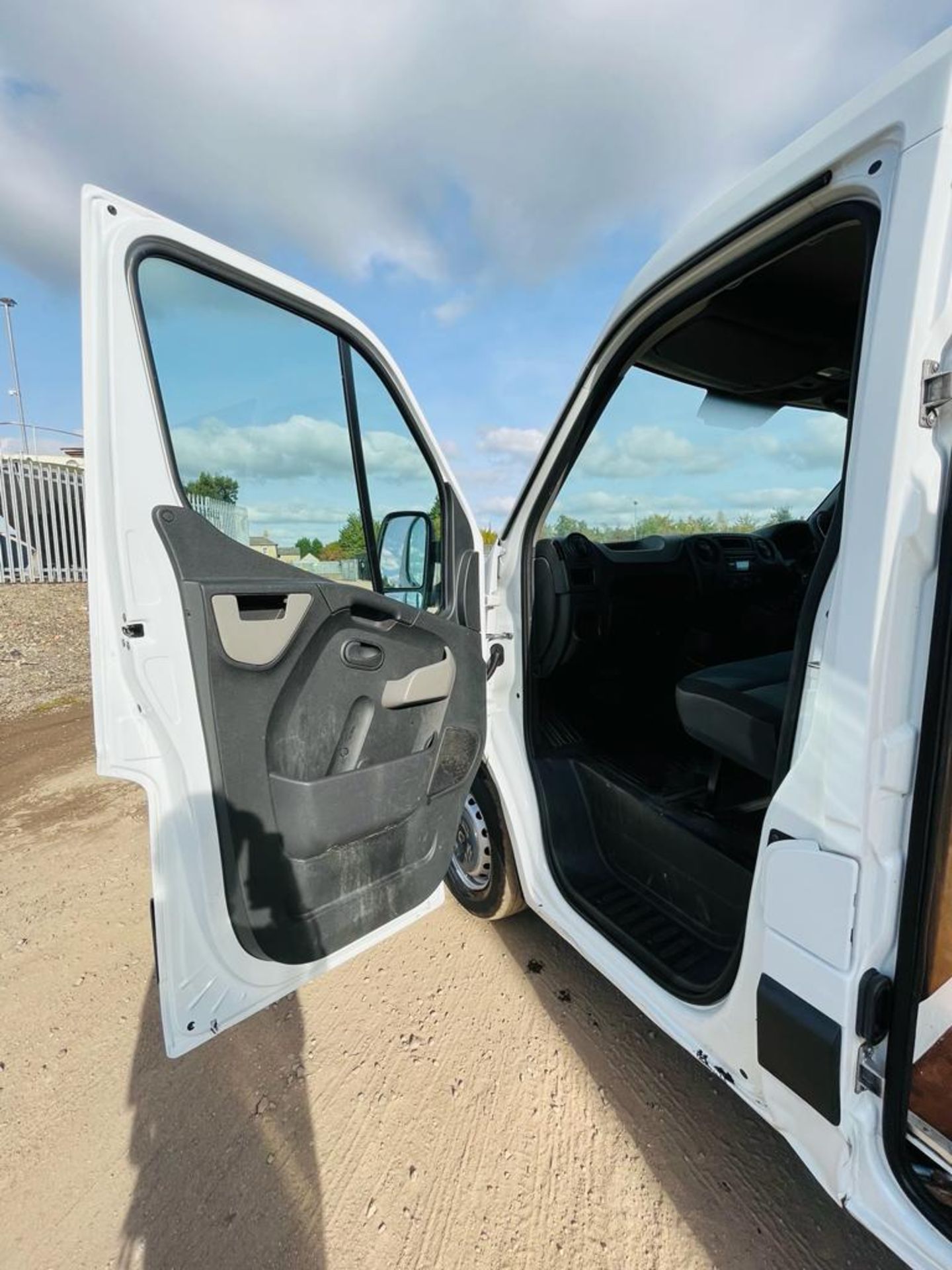 ** ON SALE ** Renault Master 3.3T FWD 2.3 SL DCI 110 Business PanelVan 2016 '16 Reg' - - Image 22 of 27