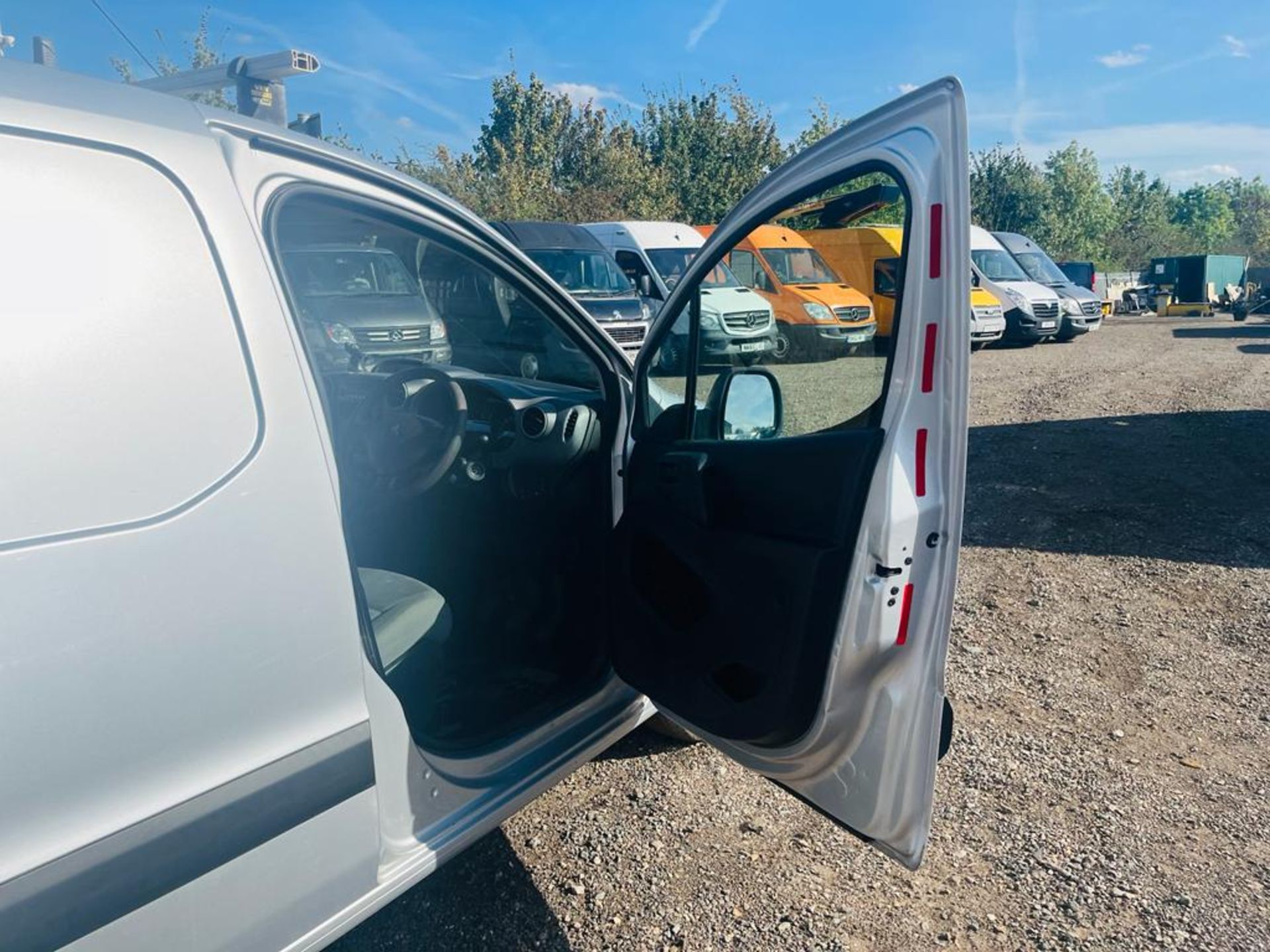 ** ON SALE ** Peugeot Partner L1 1.6 HDI 92 850 Professional Van 2015 '15 Reg' - A/C - Roof Rack - Image 15 of 27