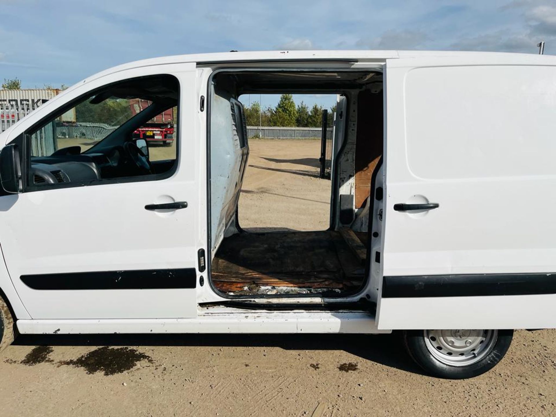 ** ON SALE ** Peugeot Expert 1000KG 2.0 HDI 130 L1 H1 Professional 2015 '15 Reg' - A/C - Panel Van - Image 15 of 30