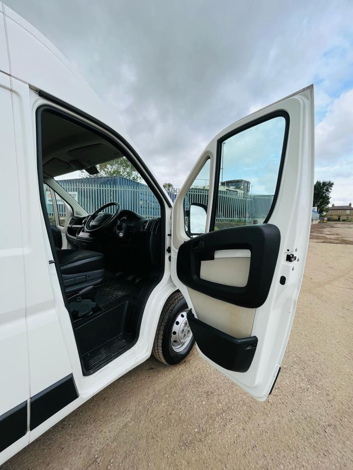 ** ON SALE ** Citroen Relay 35 2.2 BLUEHDI LWB 140 2019(69 Reg) - A/C- Bluetooth Handsfree - Image 3 of 27