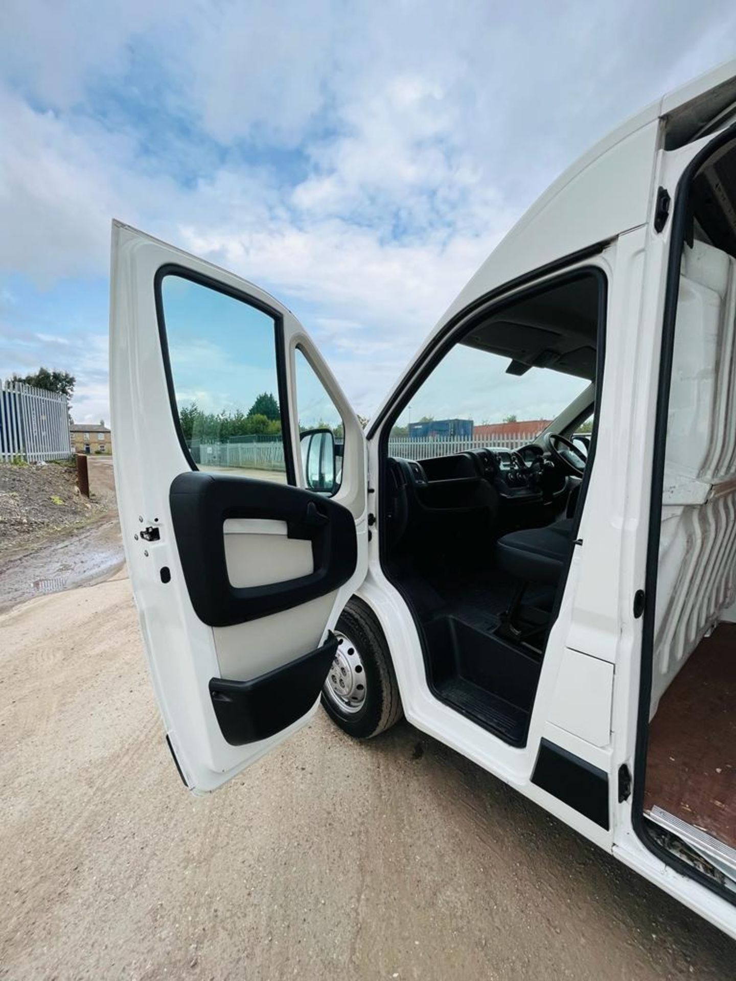 ** ON SALE ** Citroen Relay 35 2.2 BLUEHDI LWB 140 2019(69 Reg) - A/C- Bluetooth Handsfree - Image 12 of 27