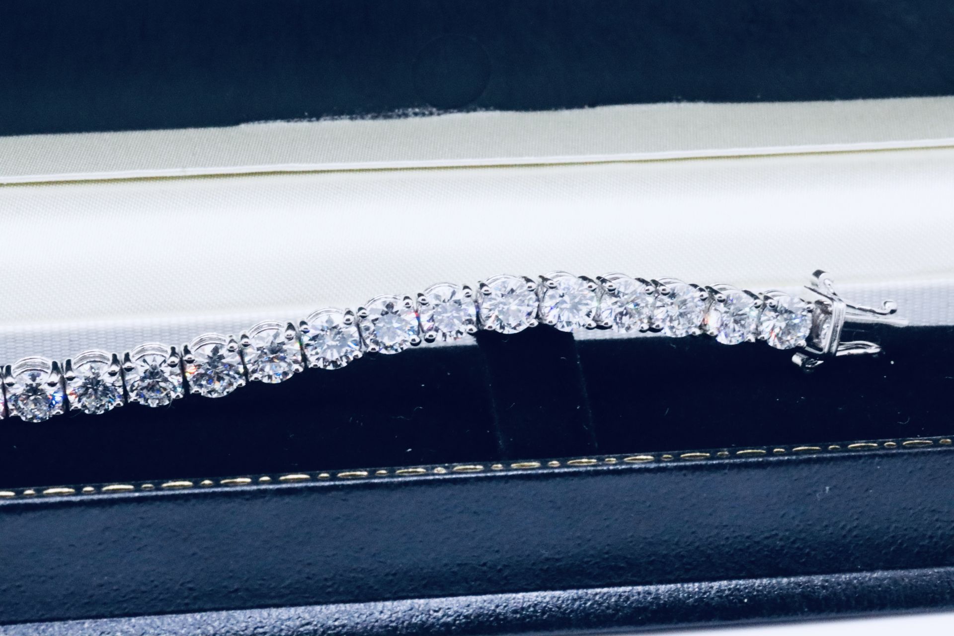 Round Brilliant Cut 14 Carat Diamond Tennis Bracelet D Colour VVS Clarity - 18Kt White Gold - IGI - Bild 31 aus 36