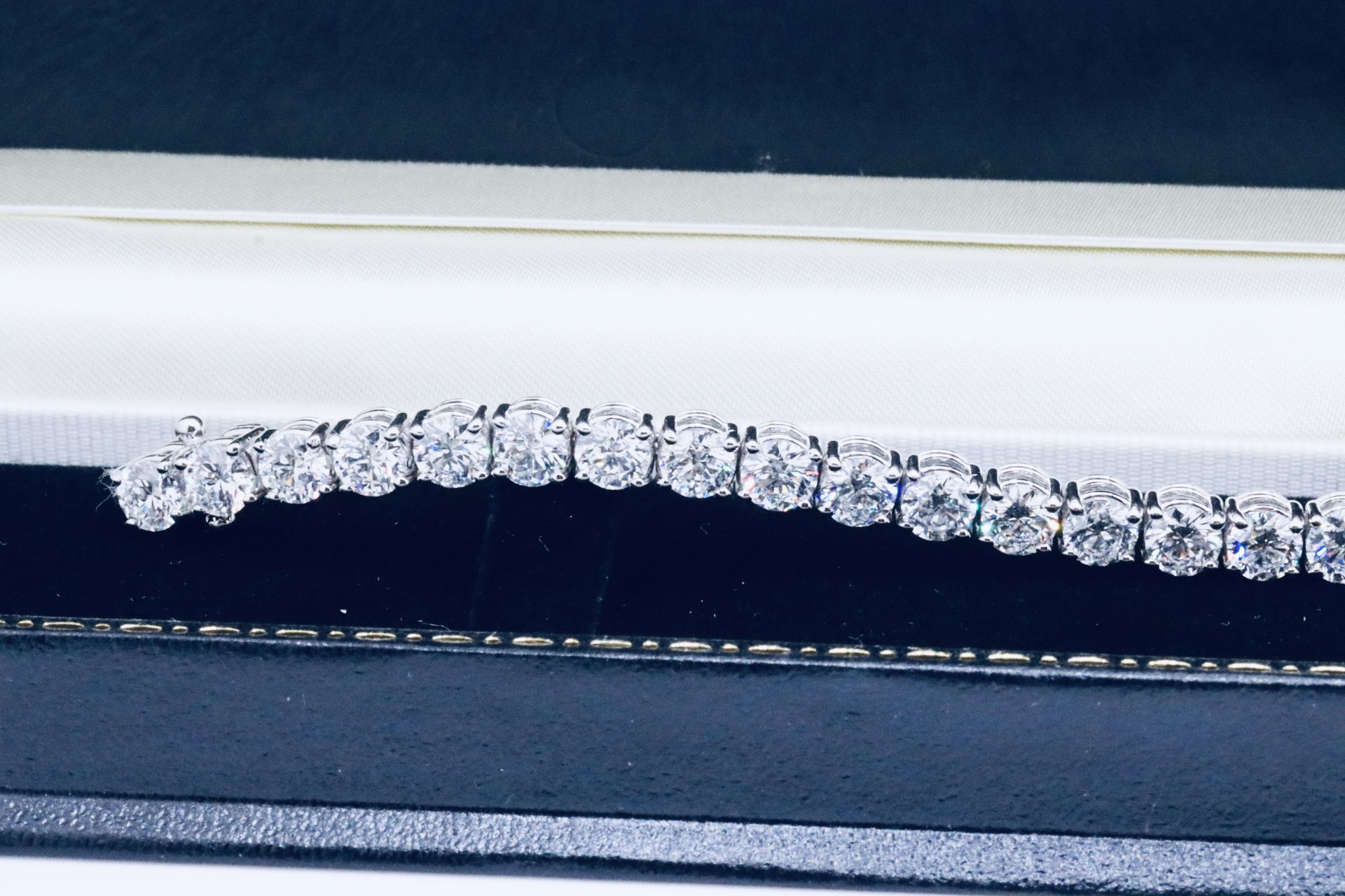 Round Brilliant Cut 14 Carat Diamond Tennis Bracelet D Colour VVS Clarity - 18Kt White Gold - IGI - Bild 30 aus 36