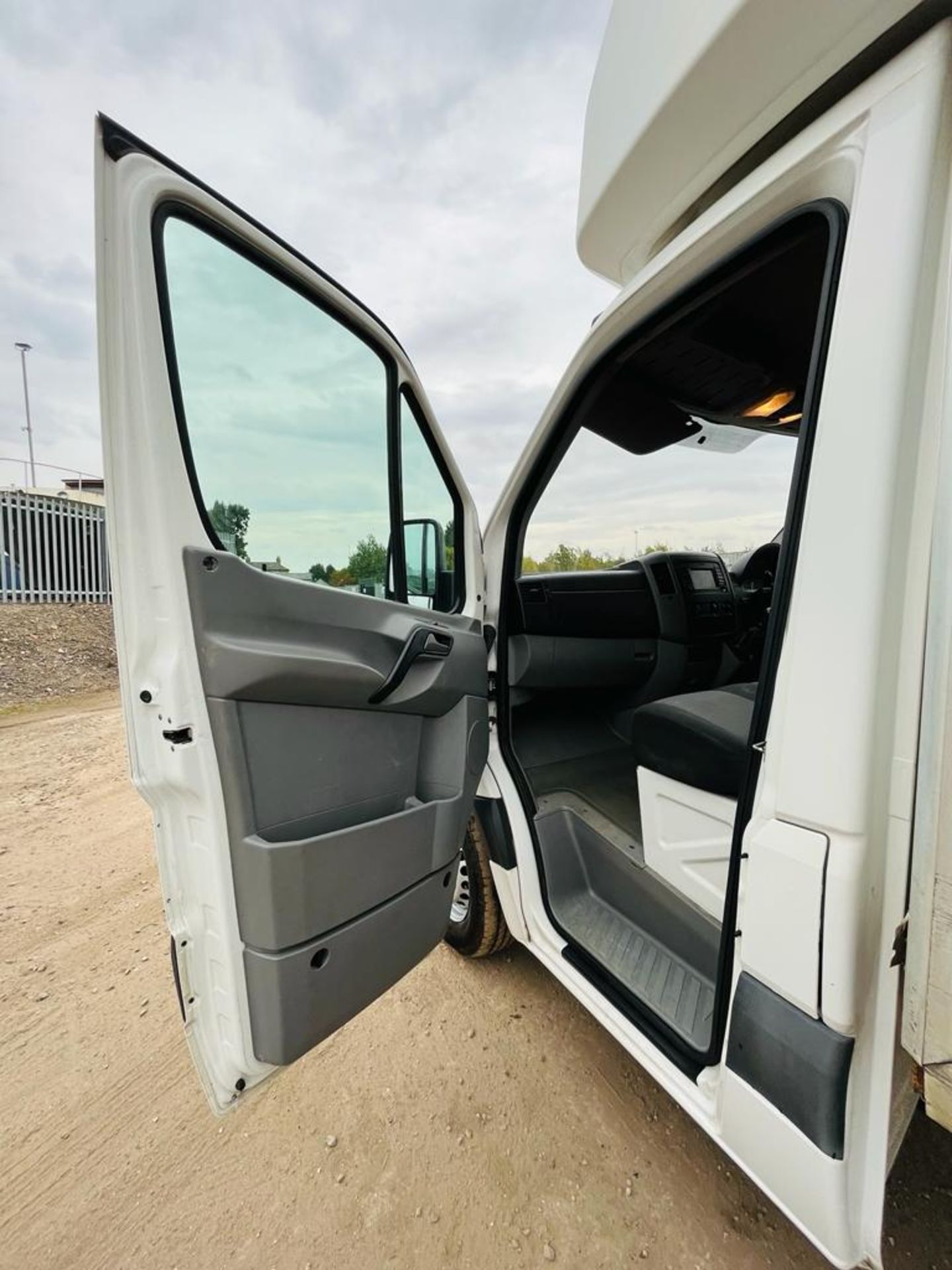 ** ON SALE ** Volkswagen Crafter 35 2.0 TDI 136 LWB 2015 (64 Reg) - Luton Body - Tail Lift - Image 21 of 26
