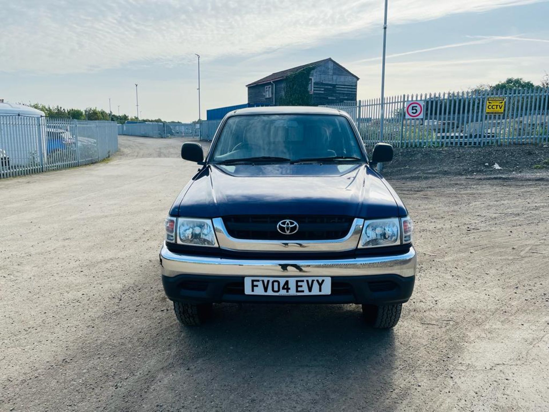 ** ON SALE ** Toyota Hilux 4Wd D-4D 102 2004 (04 Reg) - No Vat - A/C - AUX media input - Image 2 of 28