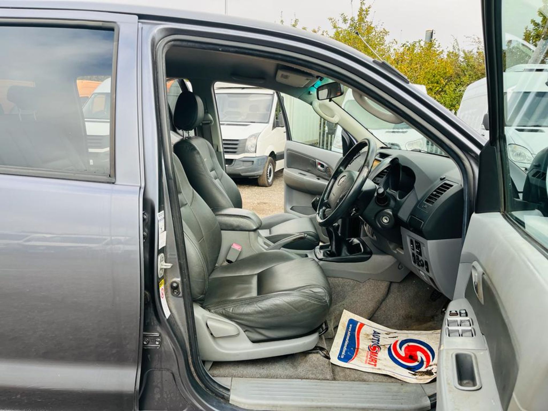 ** ON SALE ** Toyota Hilux 3.0 D-4D 171 Invincible 4WD CrewCab Pick-up 2010 (10 Reg) - A/C - SatNav - Image 14 of 31