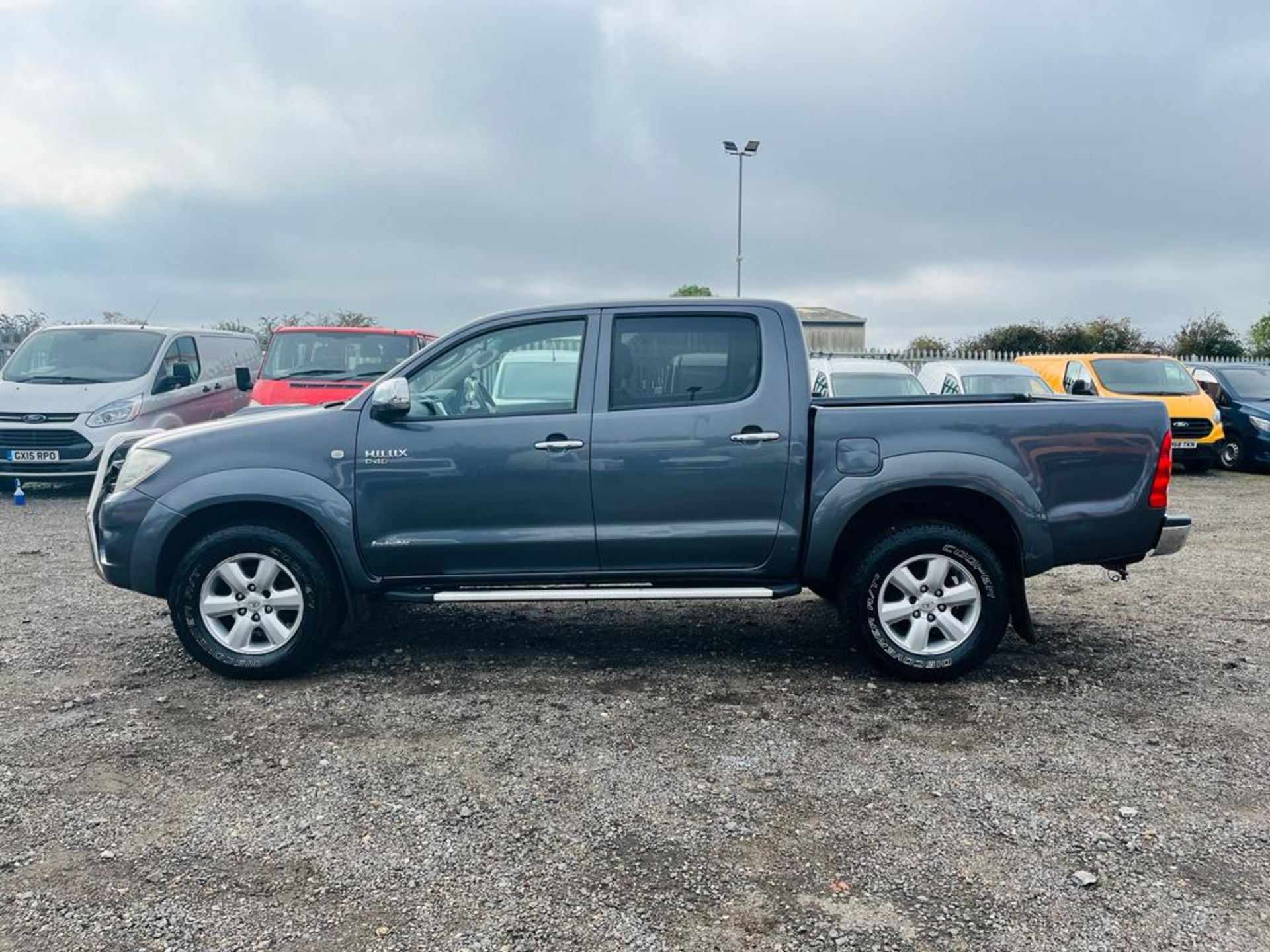 ** ON SALE ** Toyota Hilux 3.0 D-4D 171 Invincible 4WD CrewCab Pick-up 2010 (10 Reg) - A/C - SatNav - Image 11 of 31