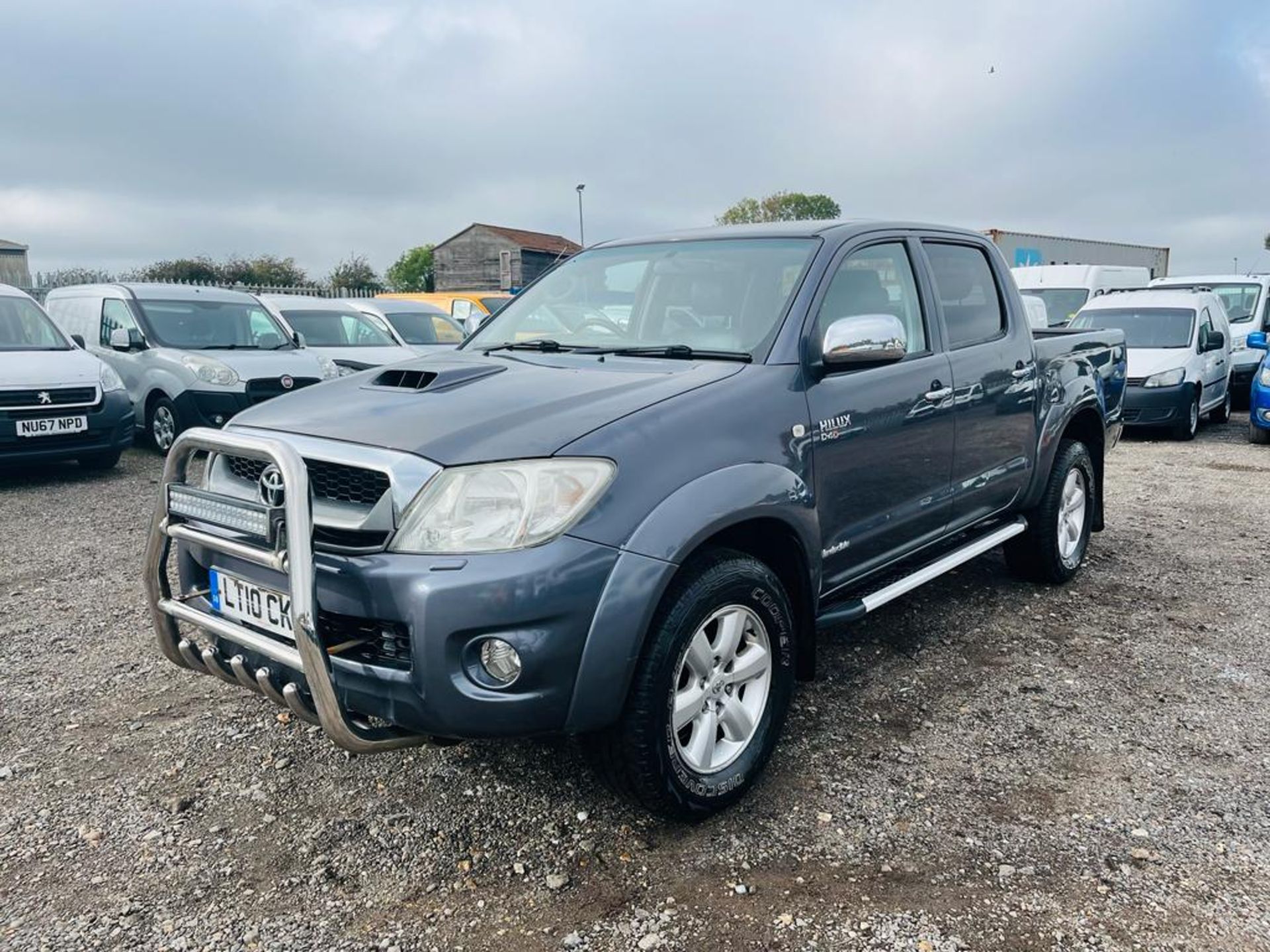 ** ON SALE ** Toyota Hilux 3.0 D-4D 171 Invincible 4WD CrewCab Pick-up 2010 (10 Reg) - A/C - SatNav - Image 12 of 31