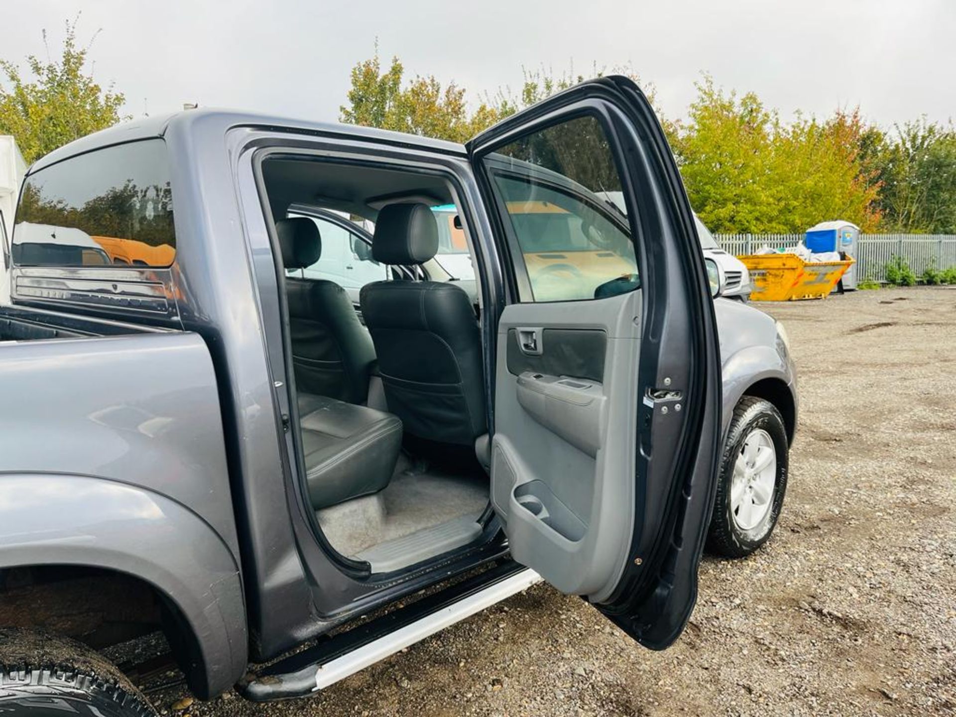 ** ON SALE ** Toyota Hilux 3.0 D-4D 171 Invincible 4WD CrewCab Pick-up 2010 (10 Reg) - A/C - SatNav - Image 4 of 31