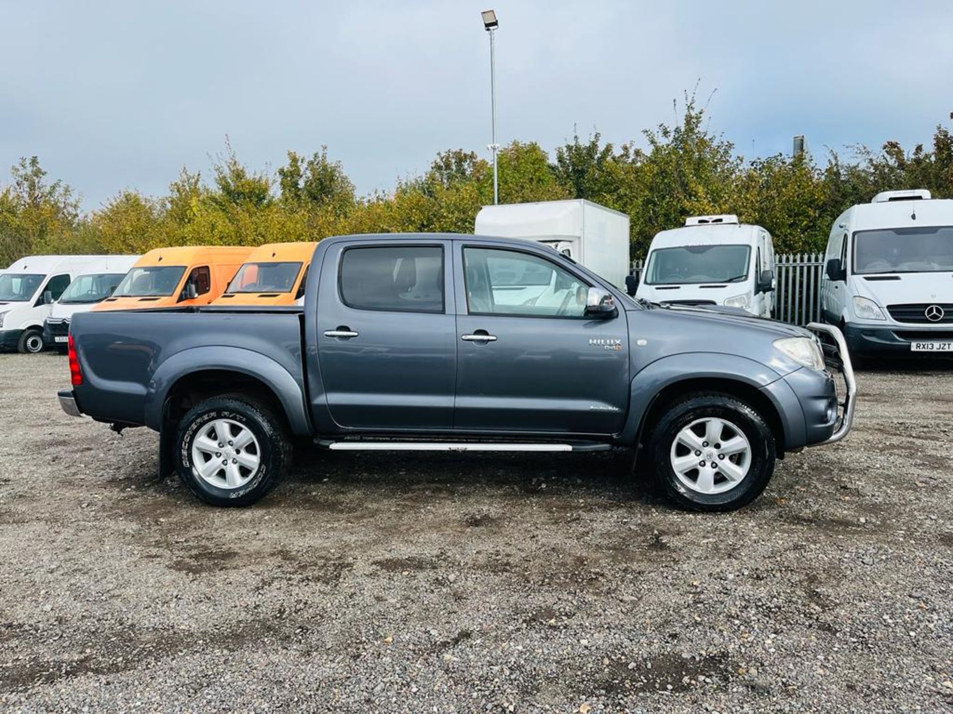 ** ON SALE ** Toyota Hilux 3.0 D-4D 171 Invincible 4WD CrewCab Pick-up 2010 (10 Reg) - A/C - SatNav - Image 2 of 31