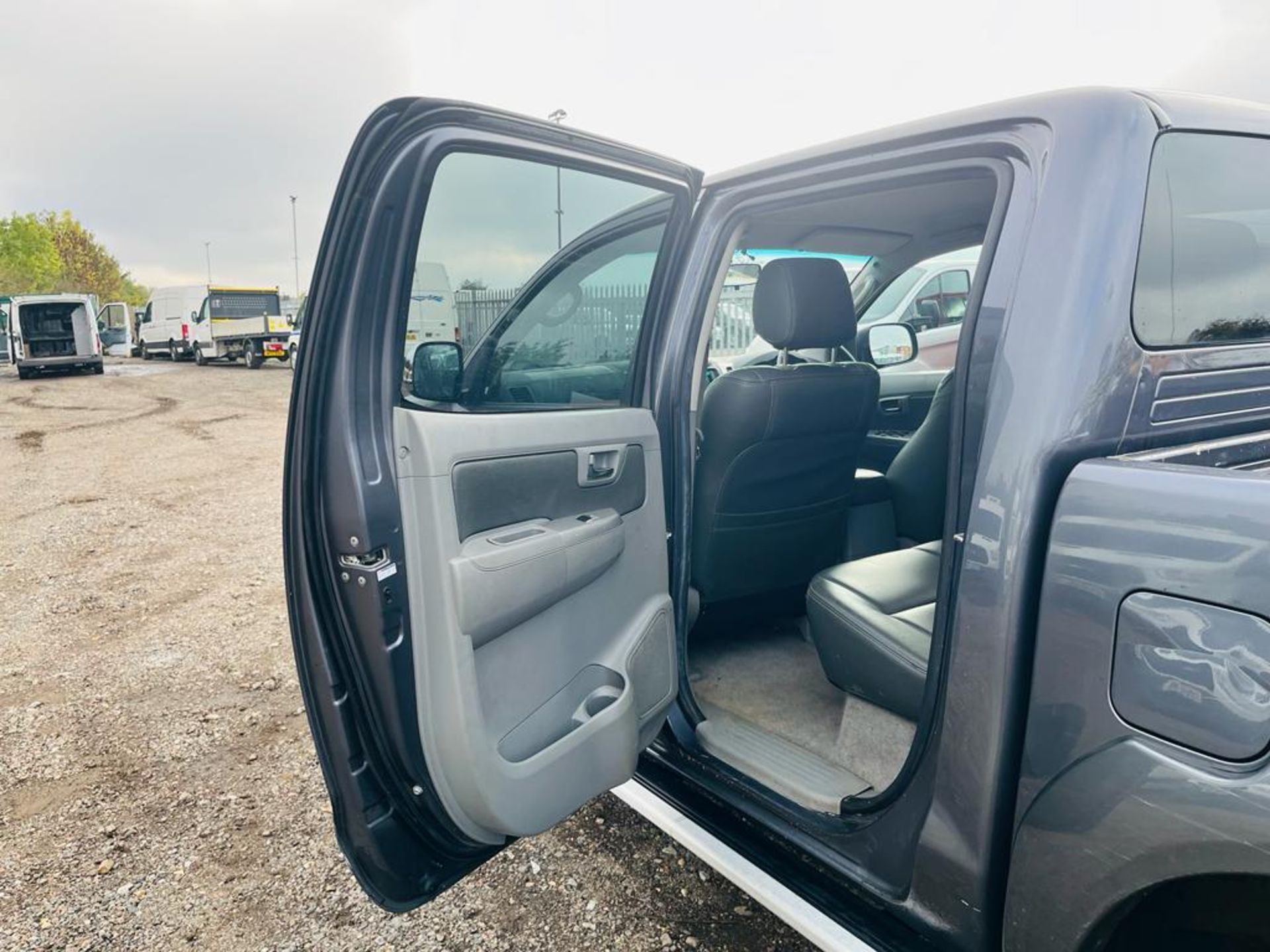 ** ON SALE ** Toyota Hilux 3.0 D-4D 171 Invincible 4WD CrewCab Pick-up 2010 (10 Reg) - A/C - SatNav - Image 9 of 31