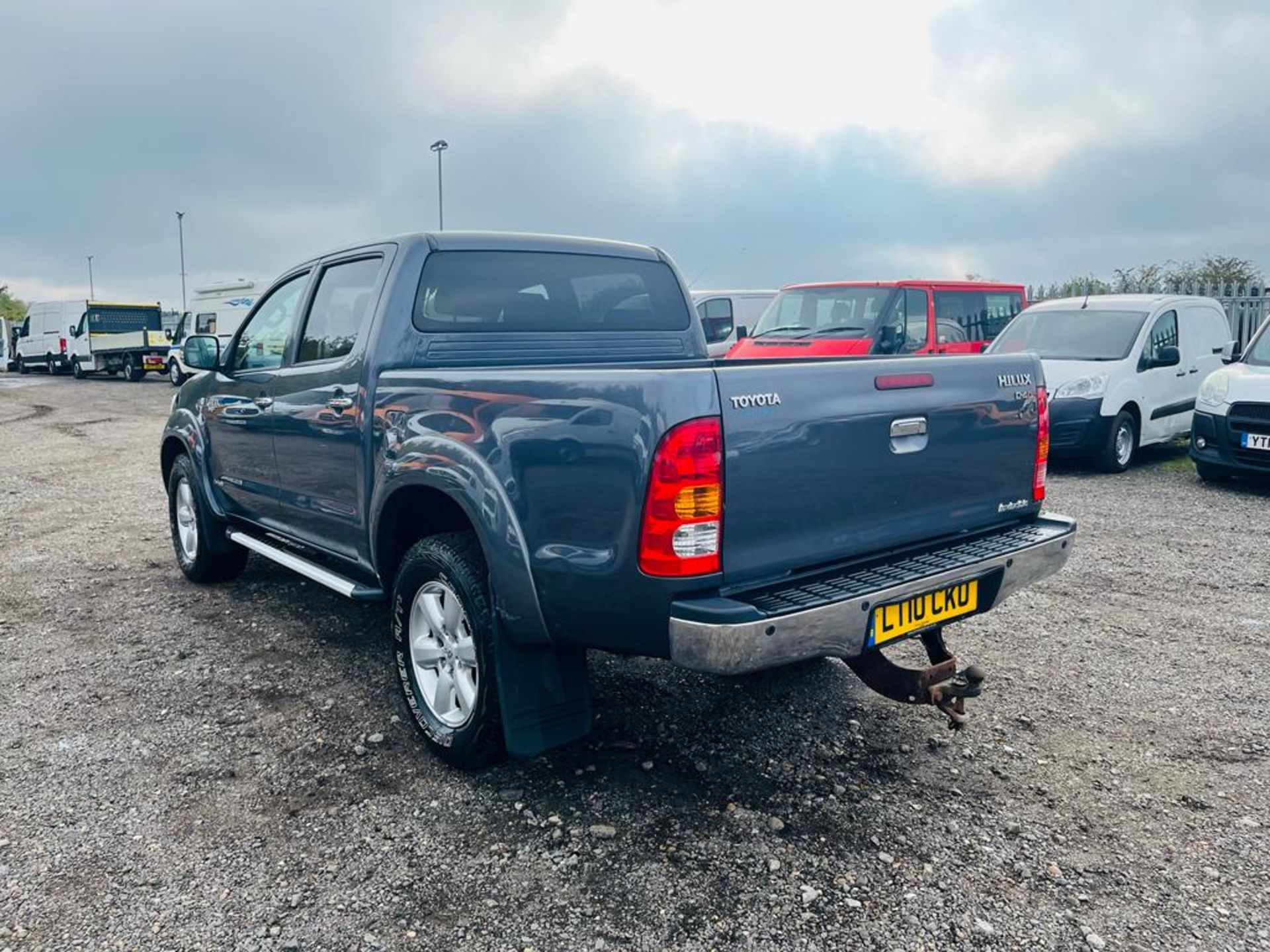 ** ON SALE ** Toyota Hilux 3.0 D-4D 171 Invincible 4WD CrewCab Pick-up 2010 (10 Reg) - A/C - SatNav - Image 8 of 31