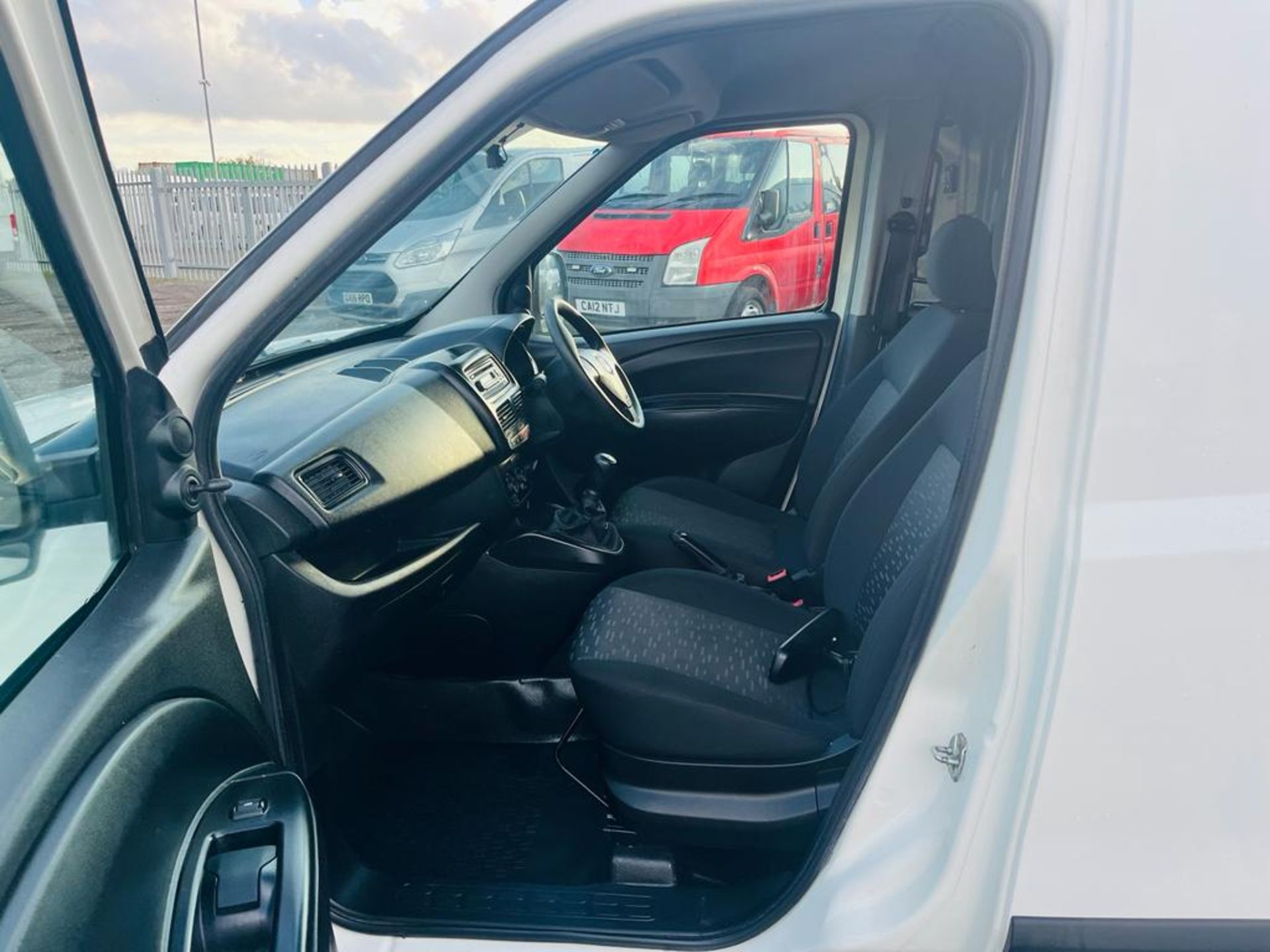 **ON SALE** Vauxhall Combo 1.3 Cdti 90 2000 L1 H1 Van 2016 "66 Reg" - Internal Racking - Image 18 of 24