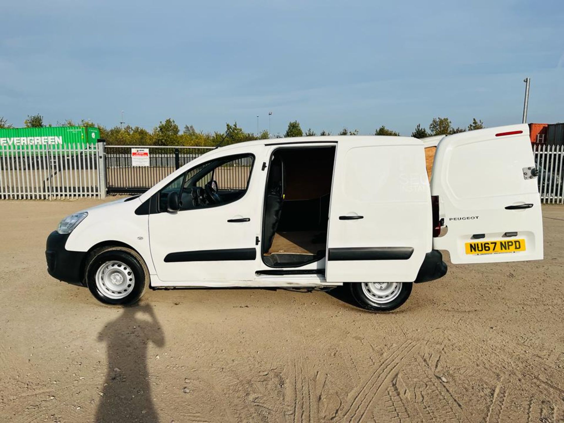 ** ON SALE ** Peugeot Partner L1 1.6 Bluehdi 100 850 Professional Van 2017 (67 Reg) -A/C -Sat Nav - Image 11 of 26