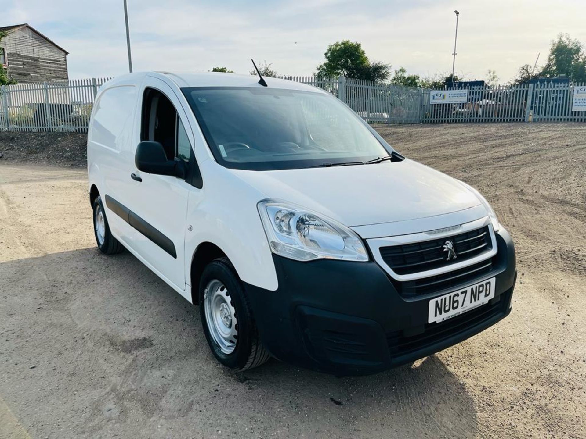 ** ON SALE ** Peugeot Partner L1 1.6 Bluehdi 100 850 Professional Van 2017 (67 Reg) -A/C -Sat Nav