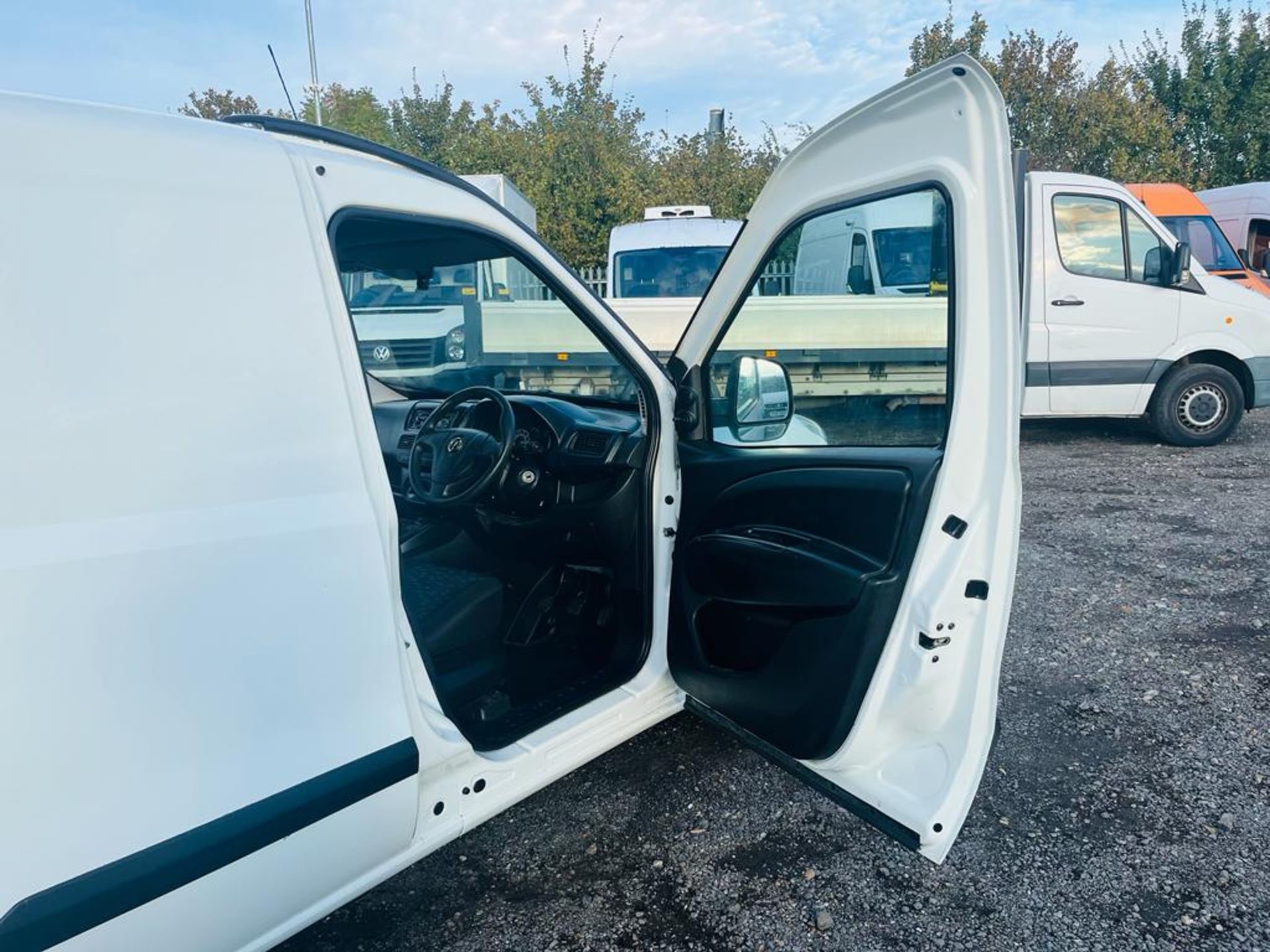 **ON SALE** Vauxhall Combo 1.3 Cdti 90 2000 L1 H1 Van 2016 "66 Reg" - Internal Racking - Image 3 of 24