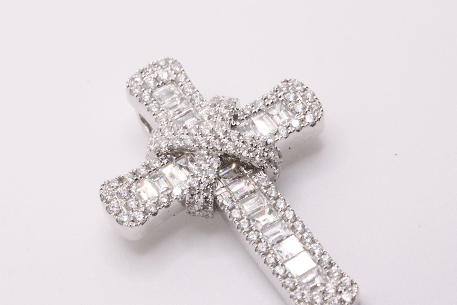 Round Brilliant Cut & baguette Cut Natural Diamond 18kt White gold Cross Pendant VVS- F-G 2.10 Carat - Image 7 of 21