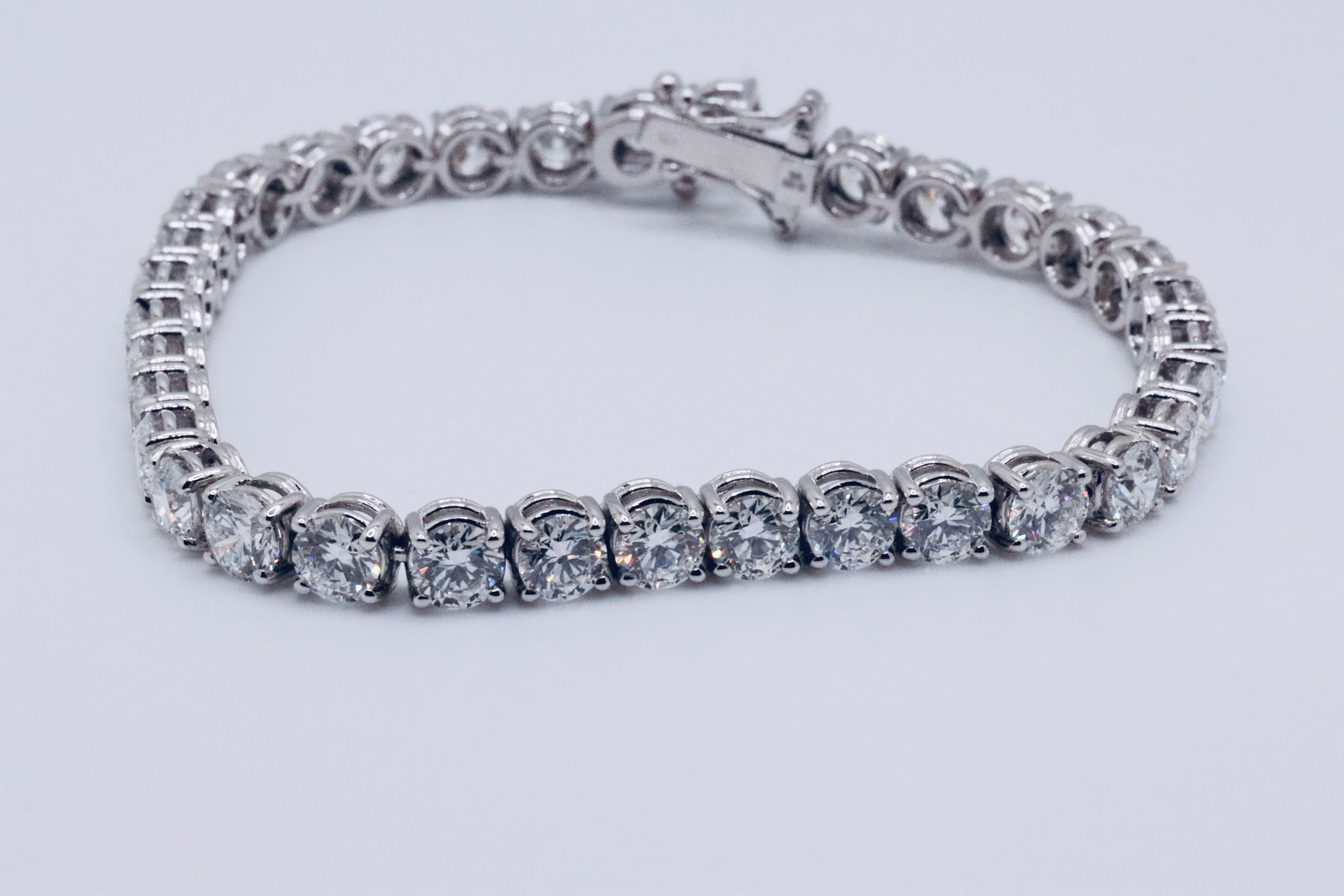 Round Brilliant Cut 14 Carat Diamond Tennis Bracelet D Colour VVS Clarity - 18Kt White Gold - IGI - Image 4 of 12