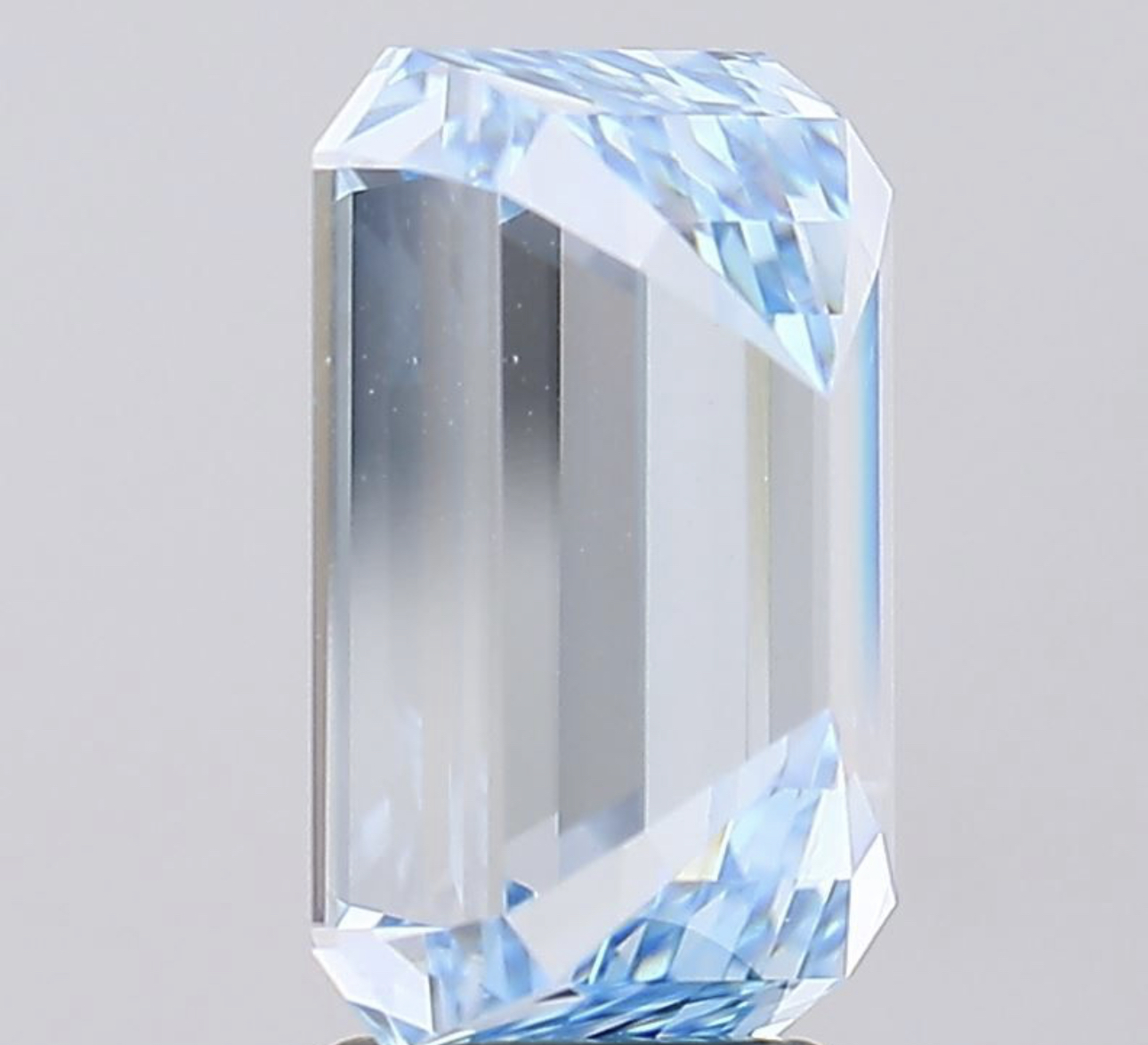 Emerald Cut Diamond Fancy Blue Colour VS2 Clarity 5.42 Carat EX EX - LG576360500 - IGI - Image 3 of 9