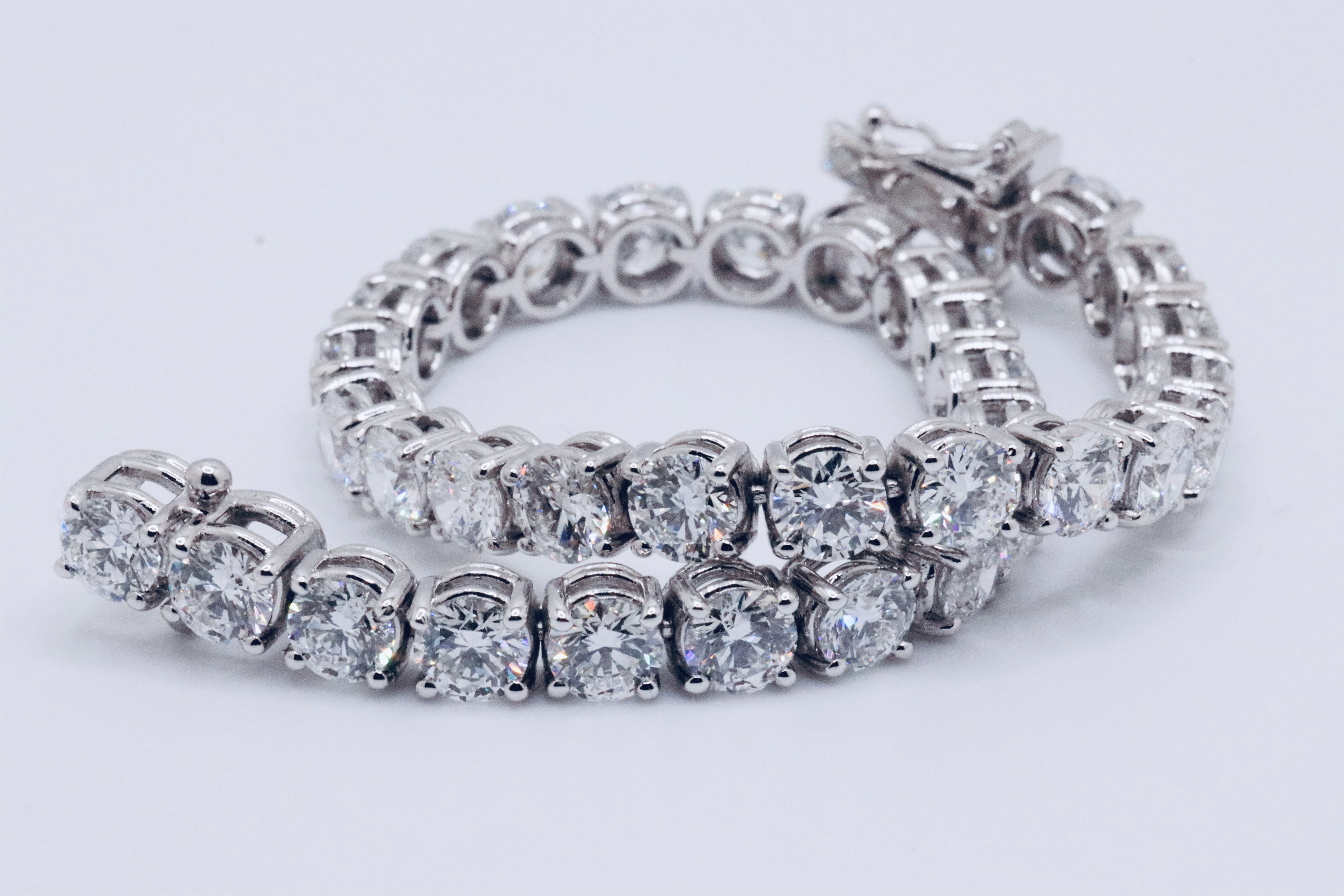 Round Brilliant Cut 14 Carat Diamond Tennis Bracelet D Colour VVS Clarity - 18Kt White Gold - IGI - Image 3 of 12